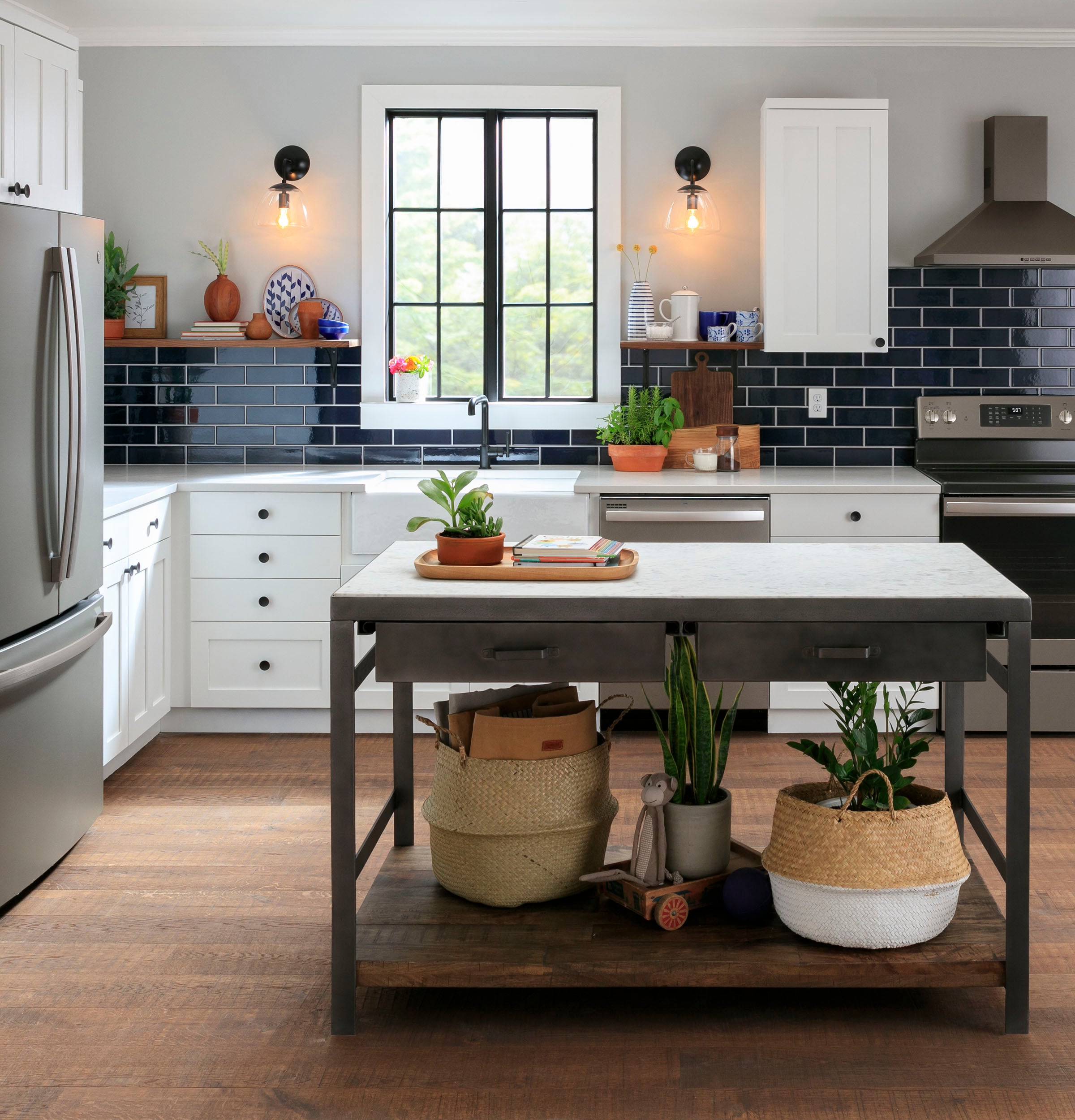 Refrigerador Francés de Puertas con 3 Puertas y Hielera GE Counter-Depth de 23.1 pies cúbicos ( Slate ) Certificado ENERGY STAR GWE23GMNES