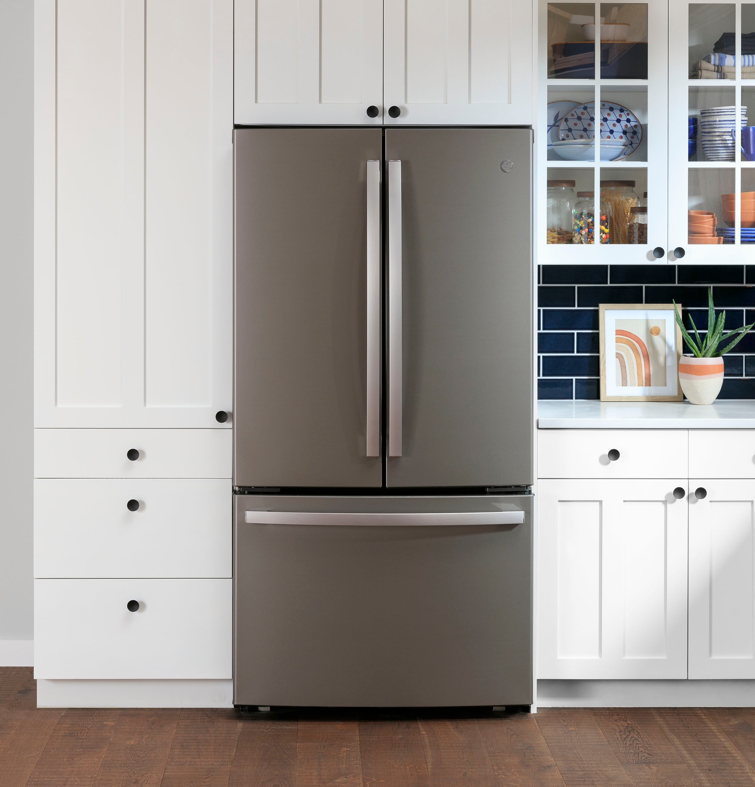 Refrigerador Francés de Puertas con 3 Puertas y Hielera GE Counter-Depth de 23.1 pies cúbicos ( Slate ) Certificado ENERGY STAR GWE23GMNES