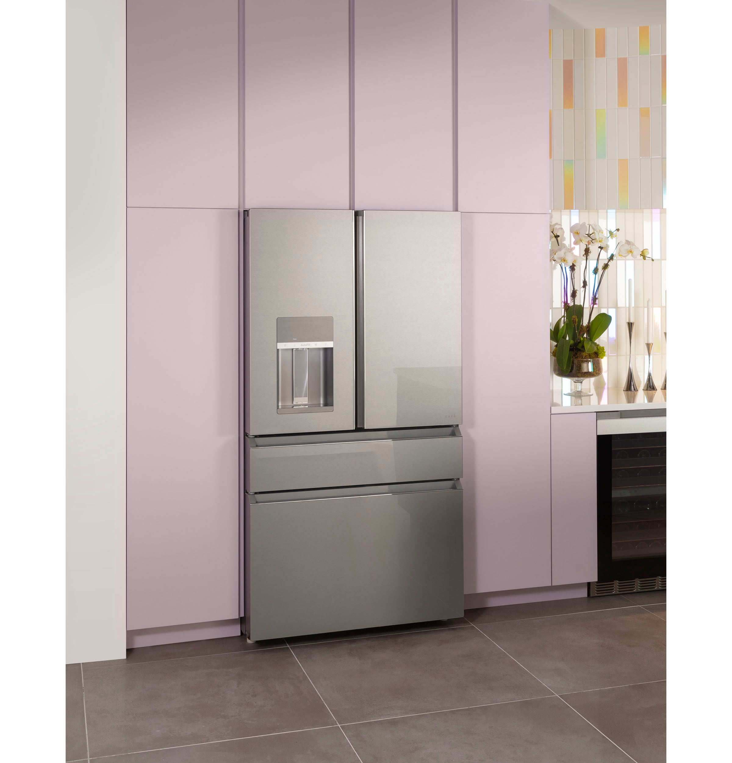 Refrigerador Francés Inteligente de 4 Puertas de 22.3 pies cúbicos de Profundidad de Mostrador con Fabricador de Hielo y Dispensador de Agua e Hielo (Color Platino) Certificado ENERGY STAR.