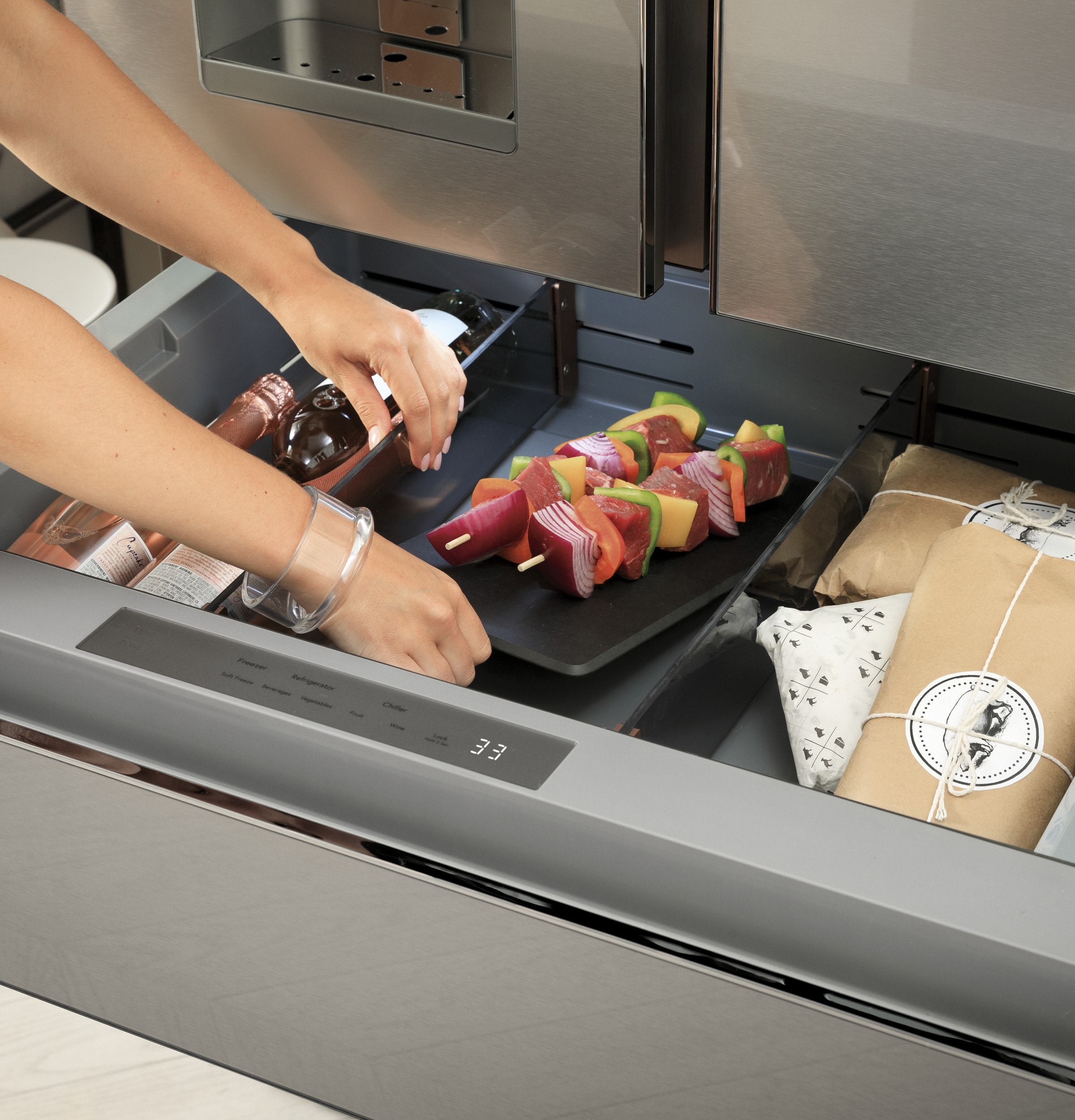 Refrigerador Francés Inteligente de 4 Puertas de 22.3 pies cúbicos de Profundidad de Mostrador con Fabricador de Hielo y Dispensador de Agua e Hielo (Color Platino) Certificado ENERGY STAR.