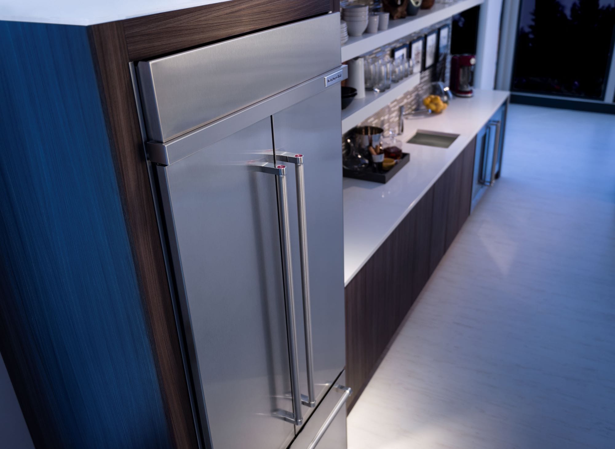 Refrigerador empotrado de puertas francesas y fabricador de hielo de 20.8 pies cúbicos de profundidad estándar de KitchenAid (Acero inoxidable) KBFN506ESS.