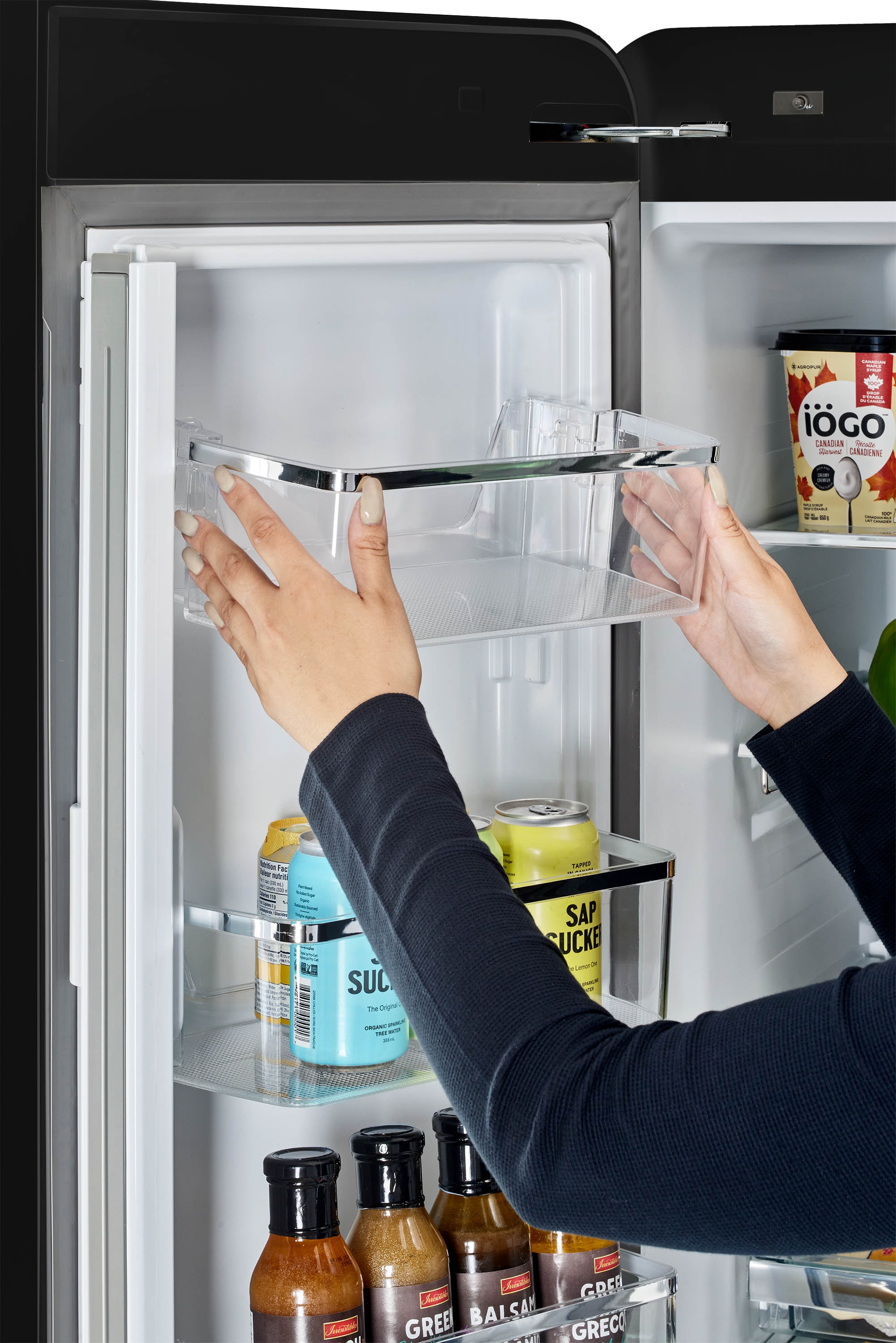 Refrigerador Francés de 3 Puertas Retro Clásico ÚNICO de Profundidad Contrapesada de 21.4 pies cúbicos con Fabricador y Dispensador de Hielo (Negro Medianoche) Certificado ENERGY STAR UGP-595L B AC