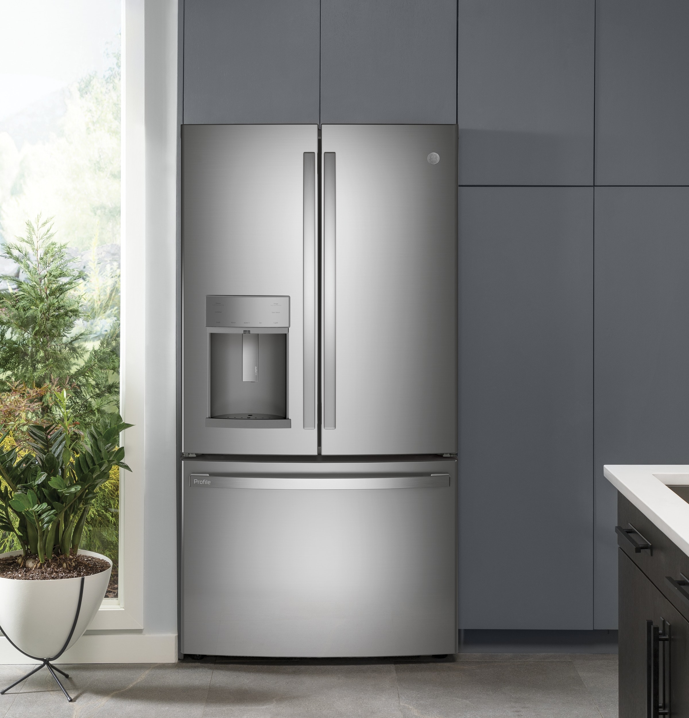 Refrigerador GE Profile de puertas francesas con dispensador de hielo y agua (acero inoxidable) certificado por ENERGY STAR, con una capacidad de 22.2 pies cúbicos y profundidad de mostrador.