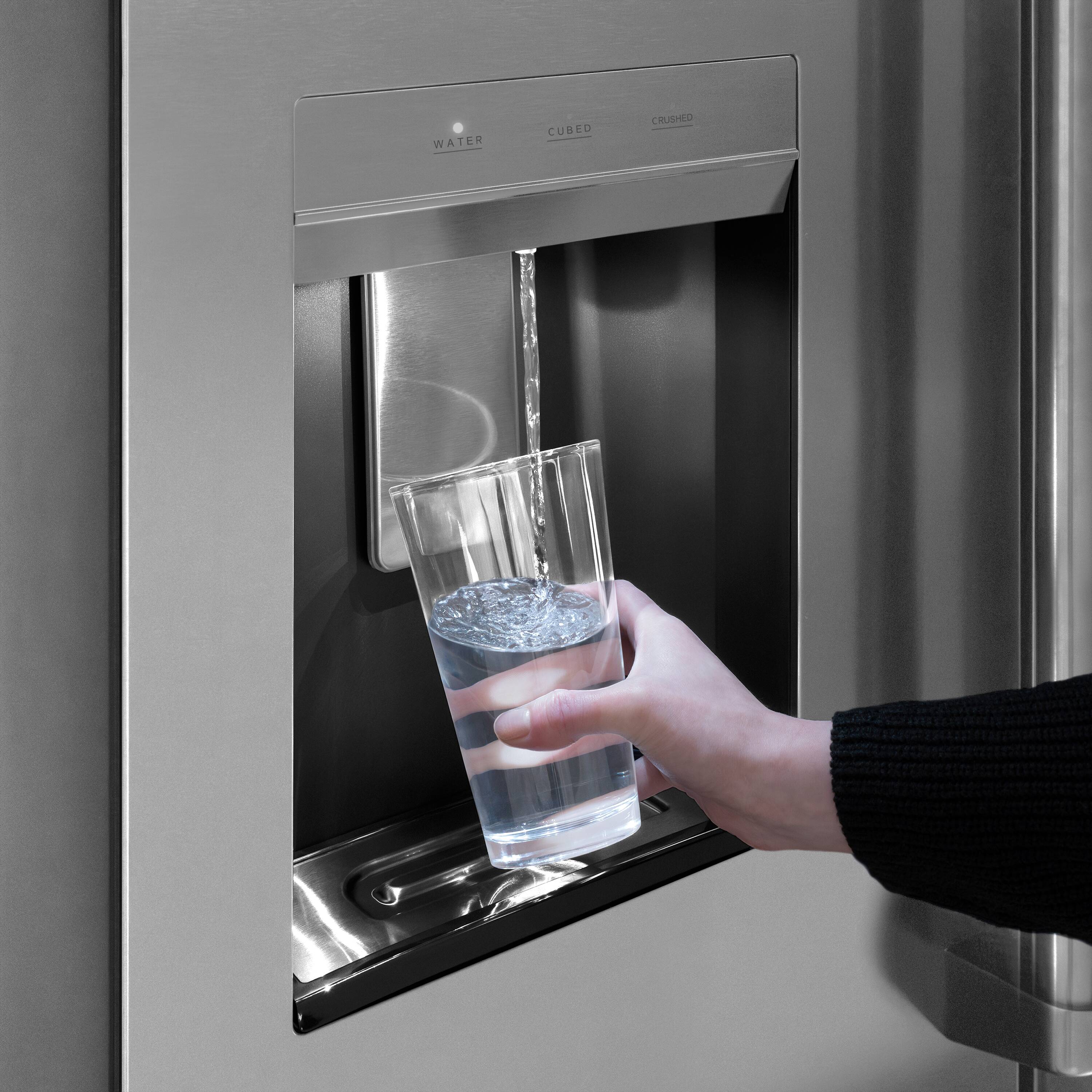 Refrigerador de Puerta Francesa de 3 Puertas con Hielo y Dispensador de Agua y Hielo (Acero Inoxidable con Mango de Oro Pulido) Certificado ENERGY STAR de 28.9 pies cúbicos de Profundidad Estándar de ZLINE KITCHEN & BATH