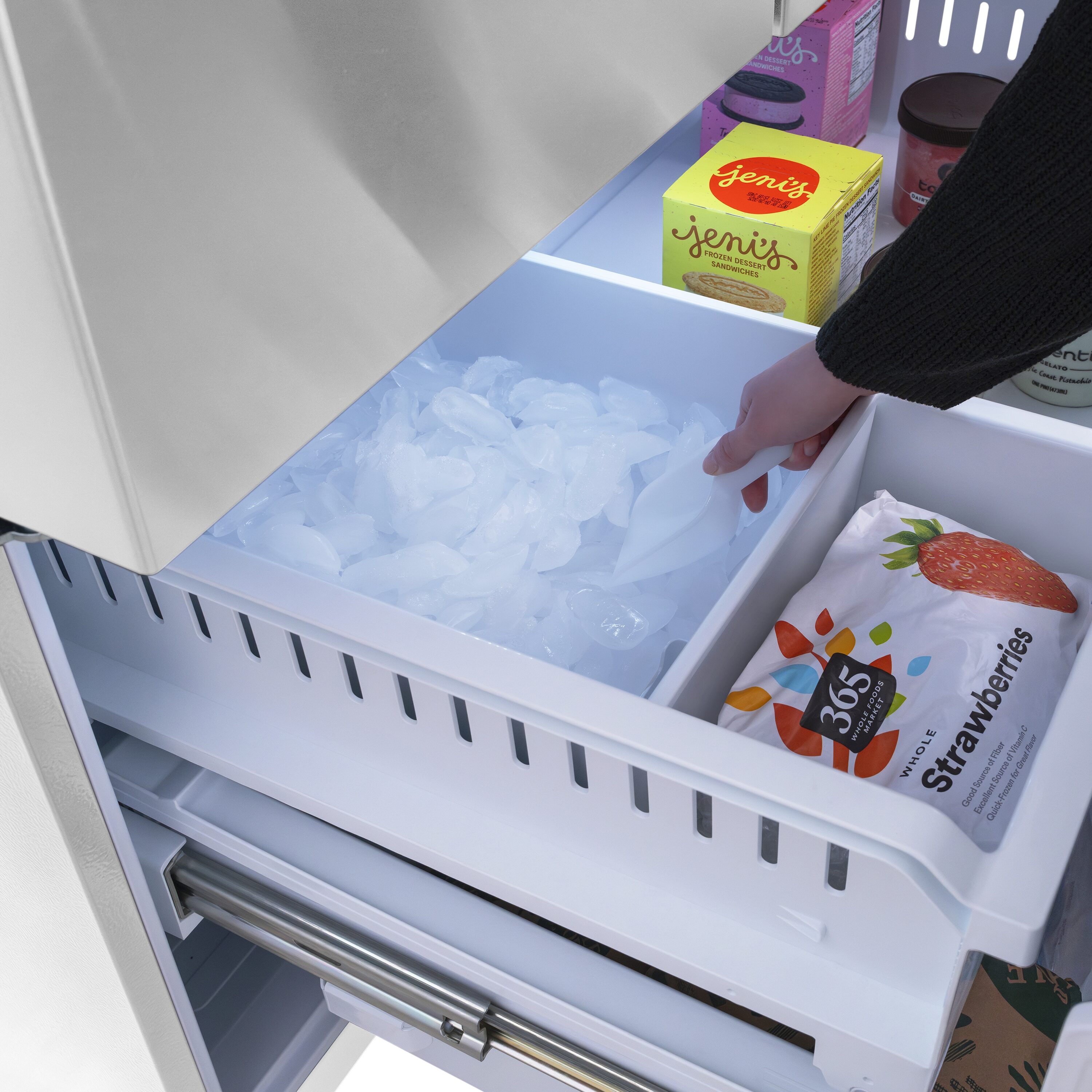 Refrigerador de Puerta Francesa de 3 Puertas con Hielo y Dispensador de Agua y Hielo (Acero Inoxidable con Mango de Oro Pulido) Certificado ENERGY STAR de 28.9 pies cúbicos de Profundidad Estándar de ZLINE KITCHEN & BATH