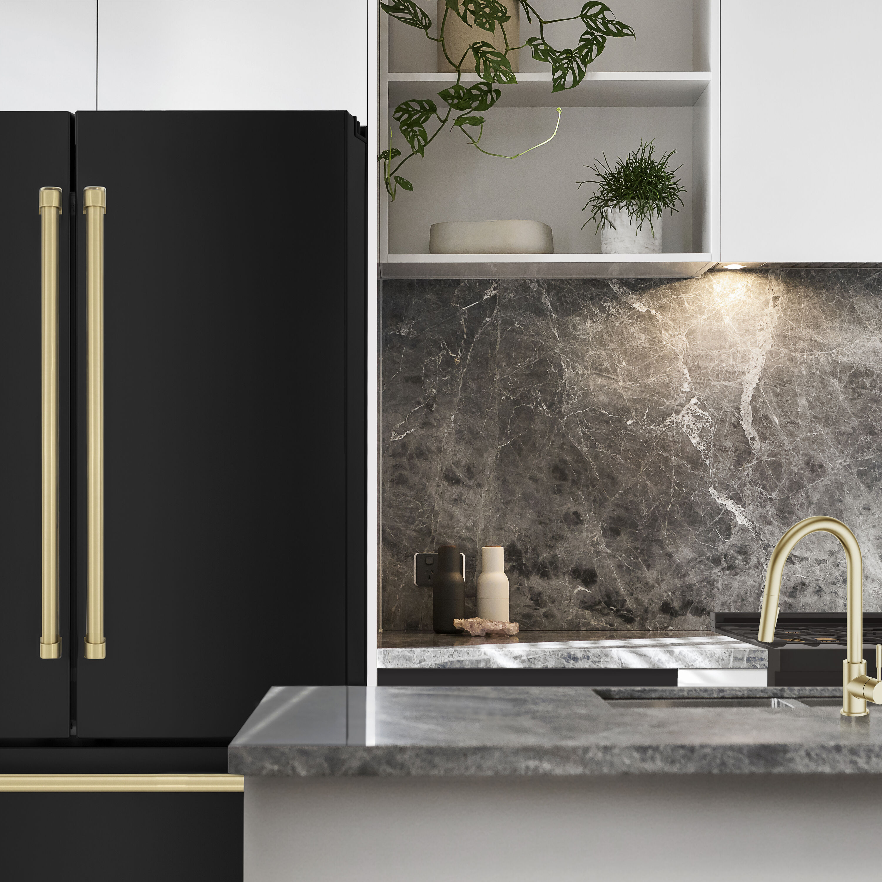 Refrigerador de Puertas Francesas de 4 Puertas de Edición Autografiada de Profundidad de Mostrador de ZLINE KITCHEN & BATH de 22.5 pies cúbicos con Fabricador de Hielo y Dispensador de Hielo (Acero Inoxidable Negro Resistente a las Huellas con Detalles en Bronce Champagne) Certificado ENERGY STAR RFMZ-36-BS-CB