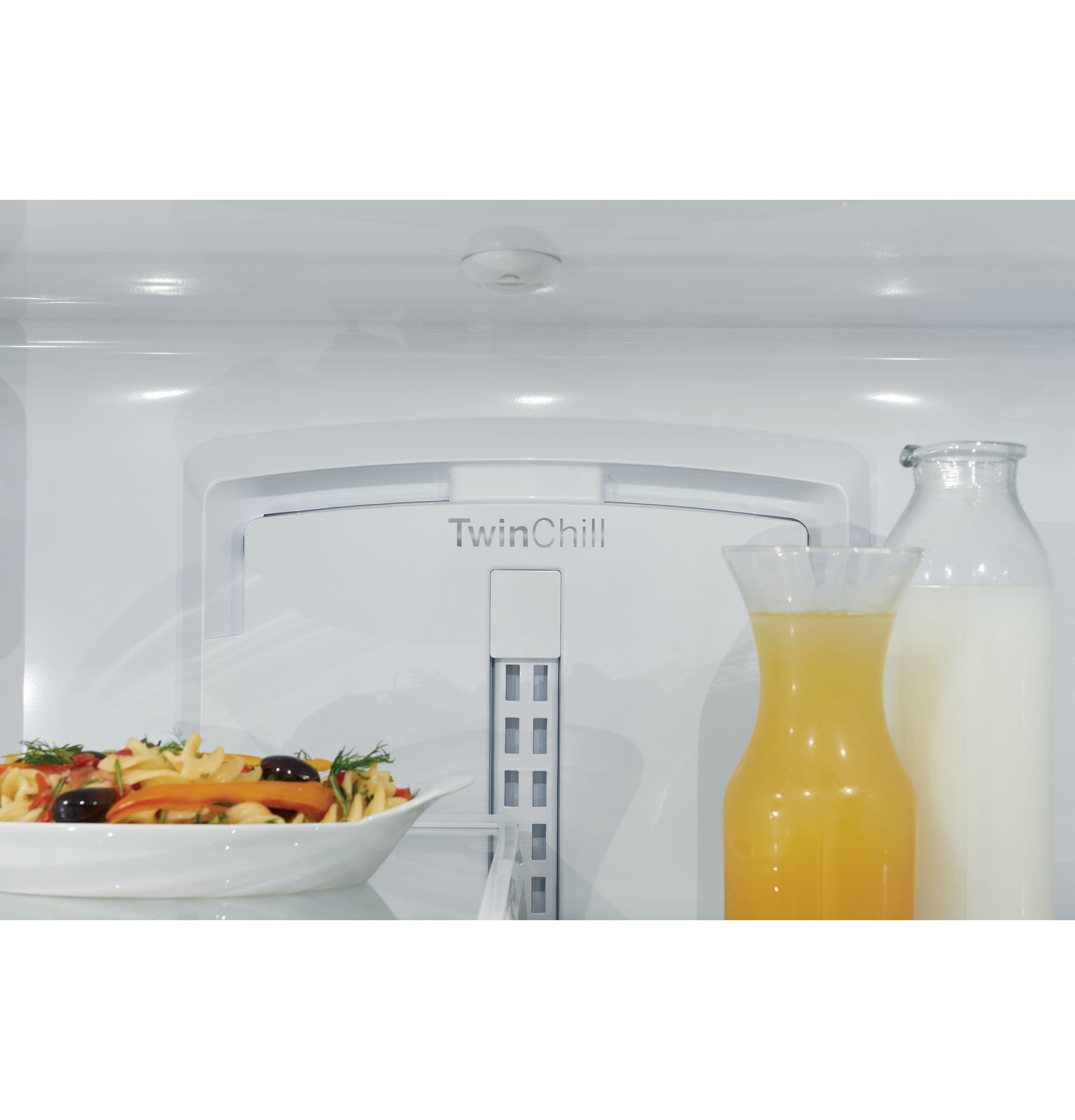 Refrigerador francés de puertas triples compatible con tecnología inteligente y dispensador de hielo y agua (Blanco Mate) con una capacidad de 22.2 pies cúbicos y profundidad de mostrador, certificado ENERGY STAR CYE22TP4MW2.