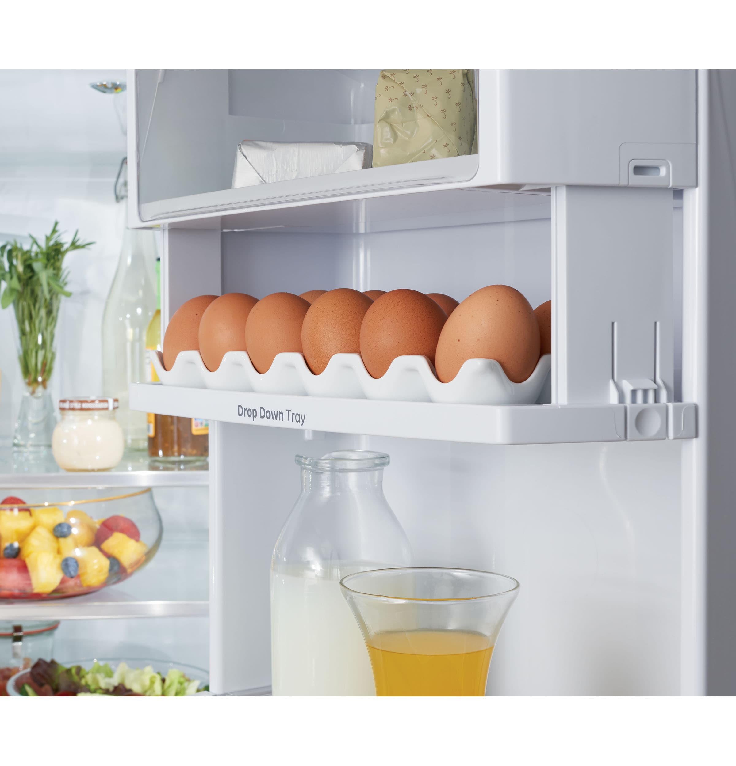 Refrigerador francés de puertas triples compatible con tecnología inteligente y dispensador de hielo y agua (Blanco Mate) con una capacidad de 22.2 pies cúbicos y profundidad de mostrador, certificado ENERGY STAR CYE22TP4MW2.