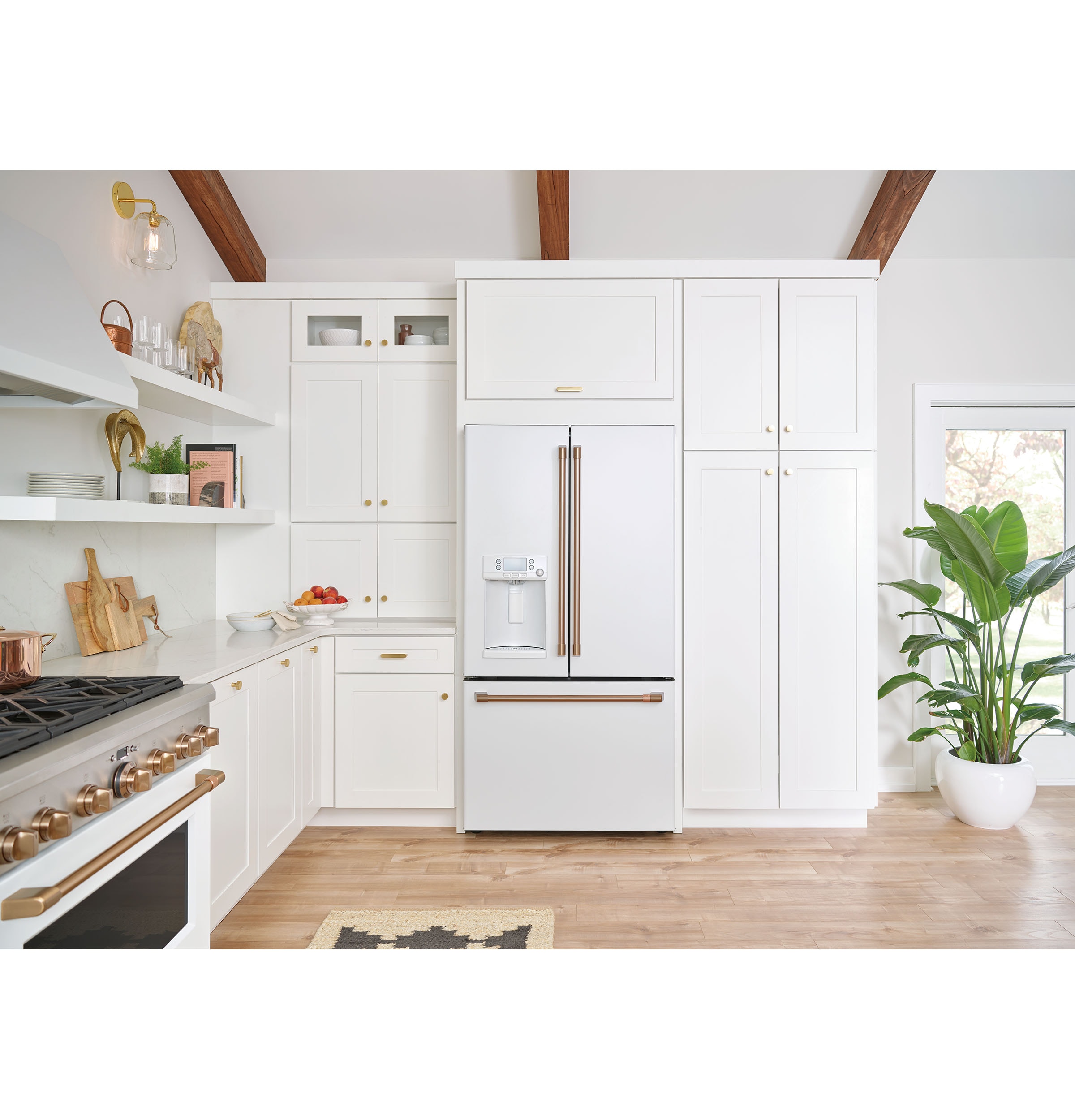 Refrigerador francés de puertas triples compatible con tecnología inteligente y dispensador de hielo y agua (Blanco Mate) con una capacidad de 22.2 pies cúbicos y profundidad de mostrador, certificado ENERGY STAR CYE22TP4MW2.