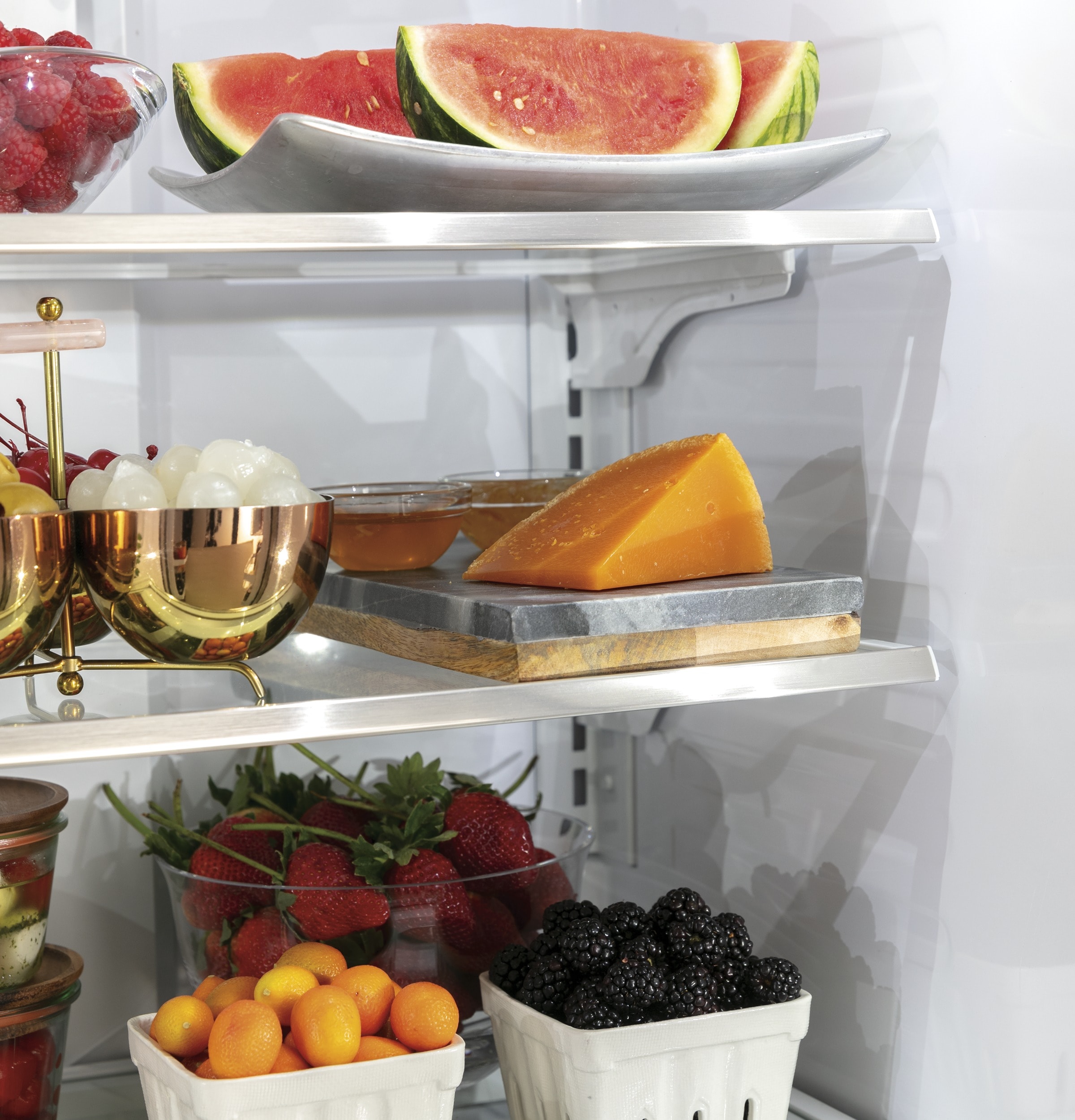 Refrigerador francés de puertas triples compatible con tecnología inteligente y dispensador de hielo y agua (Blanco Mate) con una capacidad de 22.2 pies cúbicos y profundidad de mostrador, certificado ENERGY STAR CYE22TP4MW2.
