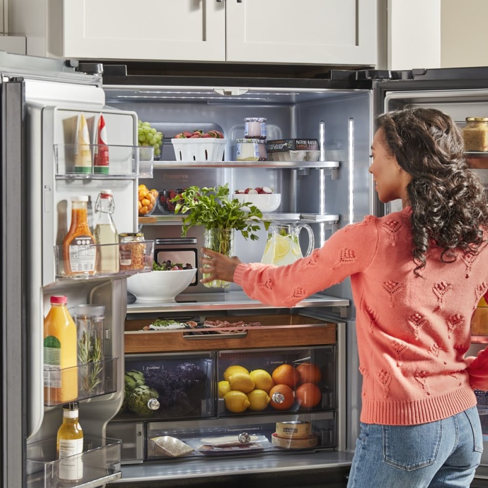 Refrigerador francés con dispensador de hielo y agua de 23.8 pies cúbicos con puerta francesa de 3 puertas y profundidad de mostrador de KitchenAid (Acero inoxidable con acabado PRINTSHIELD) KRFC704FPS