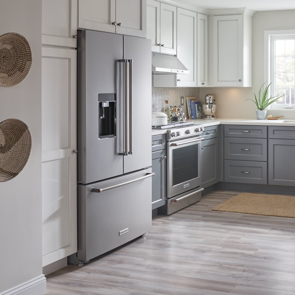 Refrigerador francés con dispensador de hielo y agua de 23.8 pies cúbicos con puerta francesa de 3 puertas y profundidad de mostrador de KitchenAid (Acero inoxidable con acabado PRINTSHIELD) KRFC704FPS