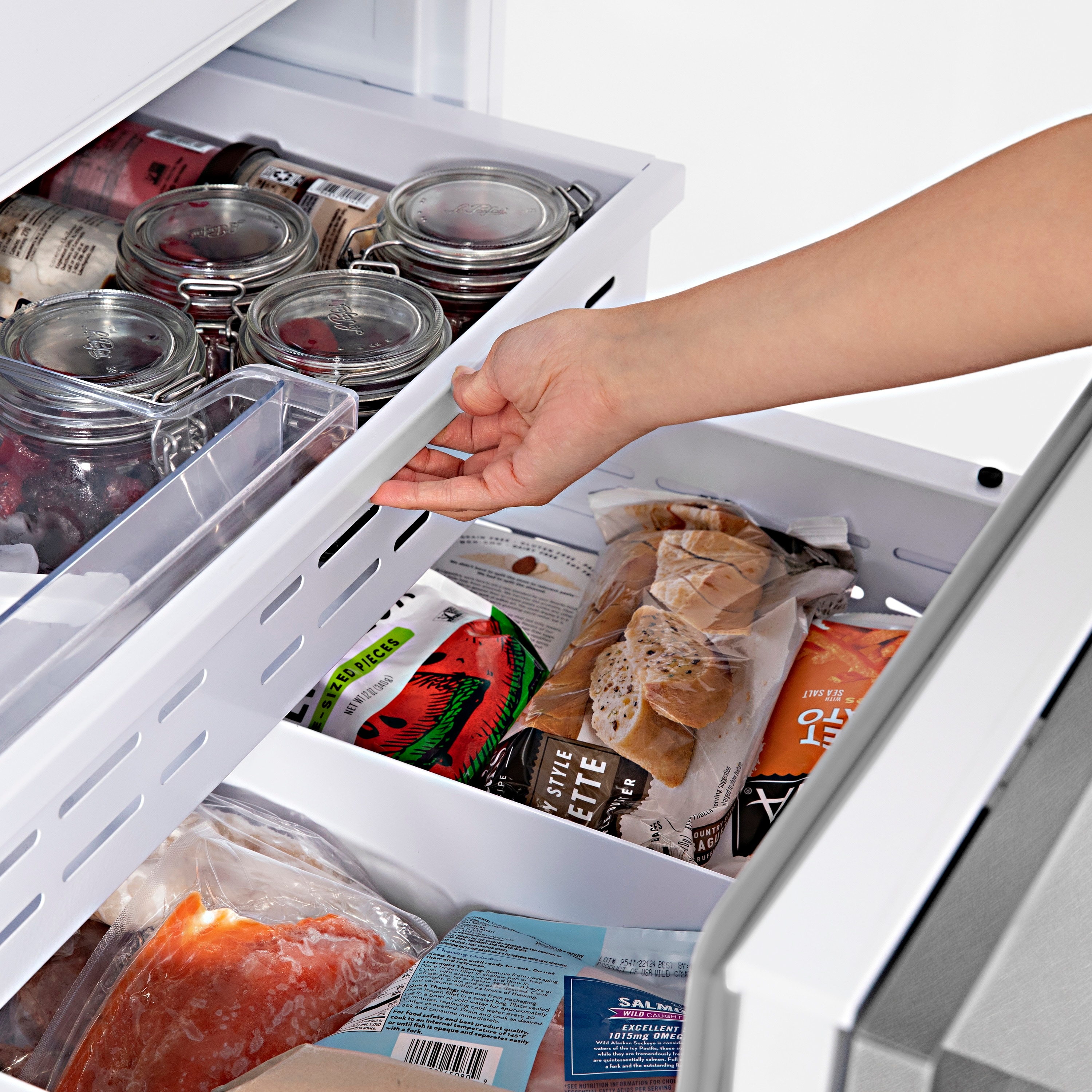 Refrigerador Empotrable de Puerta Francesa de 32.2 pies cúbicos de Profundidad de Mostrador con Fábrica de Hielo y Dispensador de Agua (Acero Inoxidable Resistente a las Huellas Dactilares con Manijas de Acento Negro Mate) Certificado ENERGY STAR
