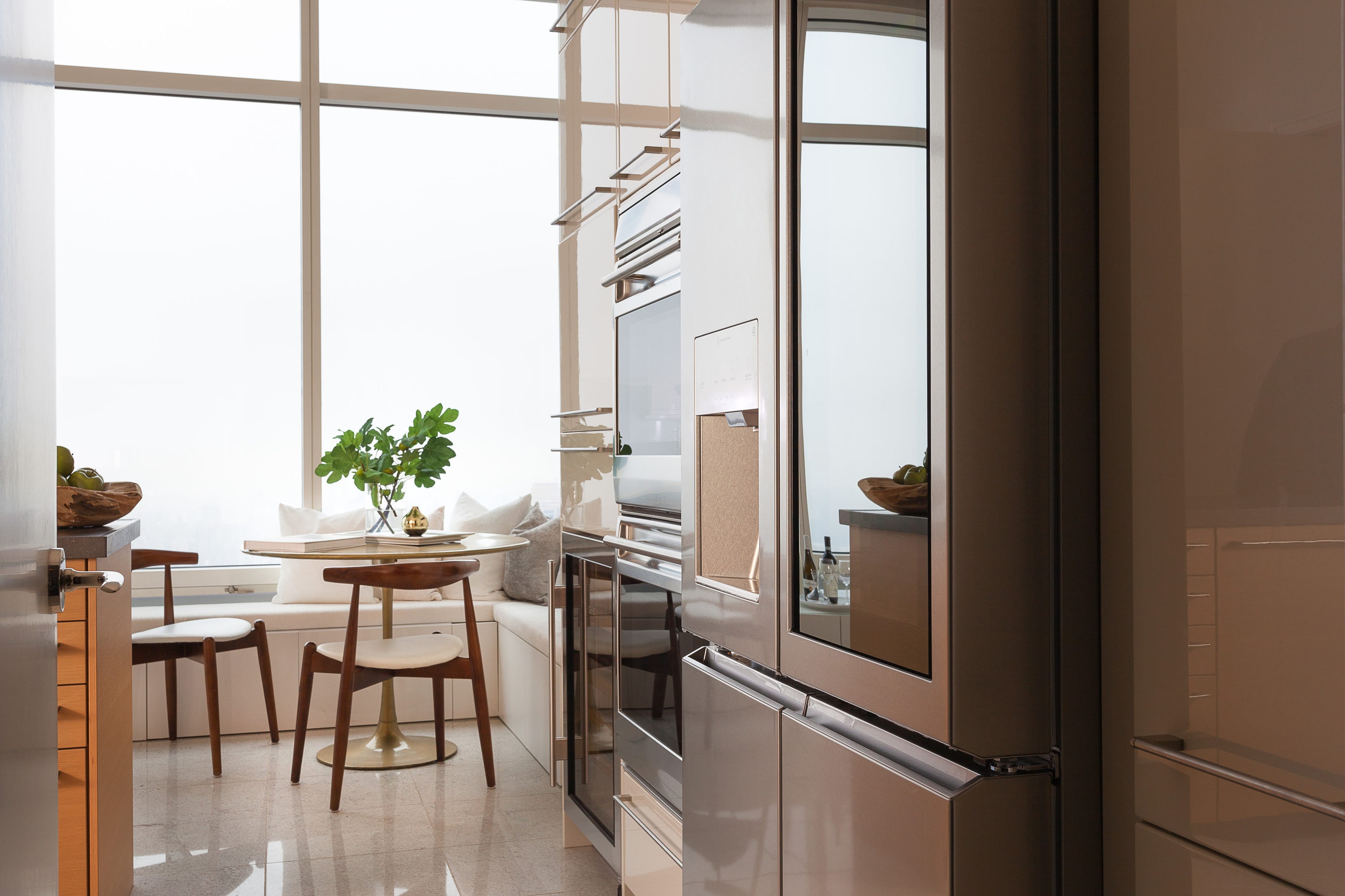 Refrigerador de puertas francesas LG SIGNATURE Counter-Depth InstaView de 22.8 pies cúbicos con fabricador de hielo, dispensador de agua y hielo, y puerta dentro de puerta (Acero Texturizado) compatible con tecnología inteligente de 4 puertas y certificado ENERGY STAR URNTC2306N