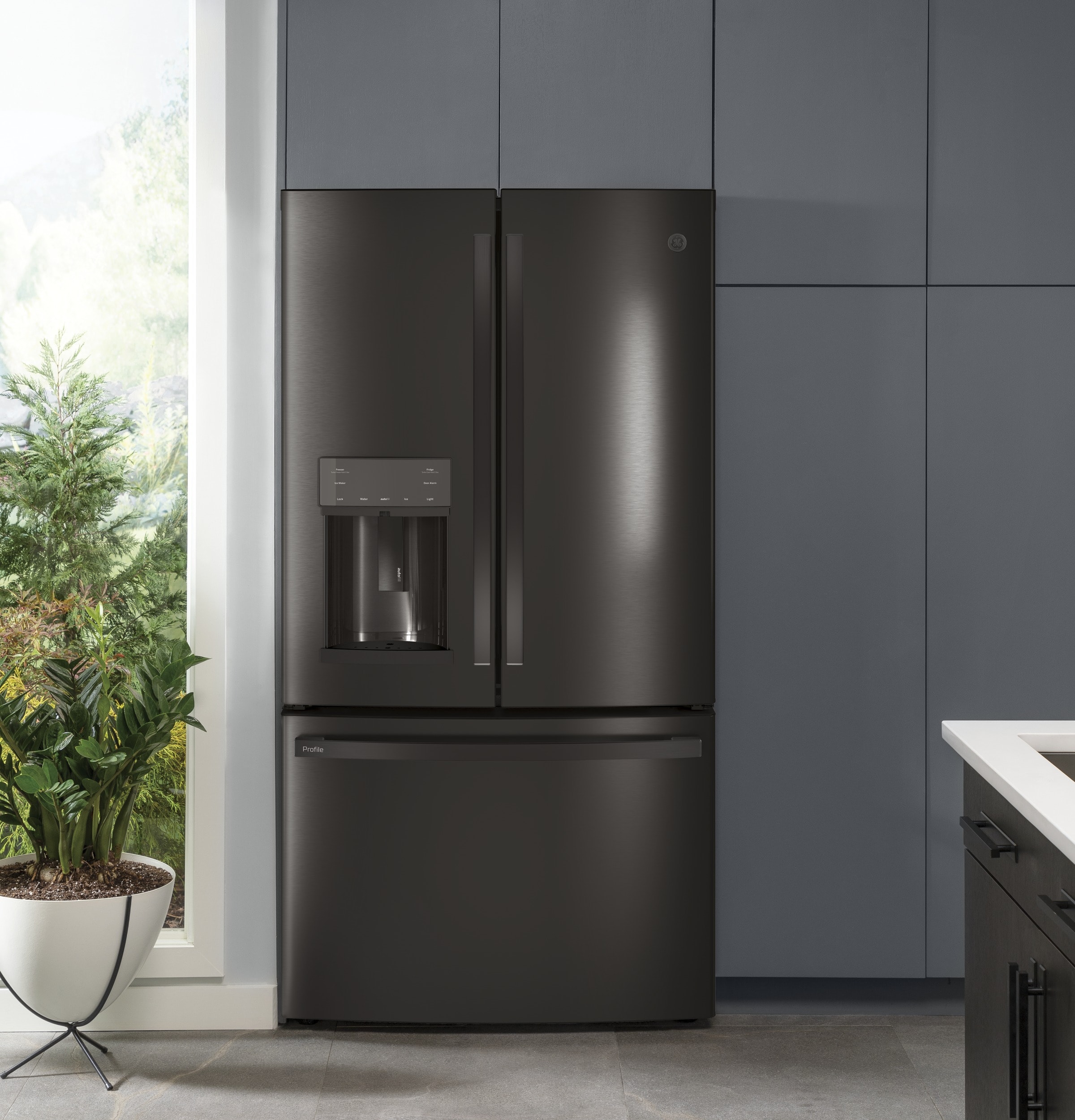 Refrigerador Francés de Tres Puertas con Dispensador de Agua y Hielo (Negro Acero Inoxidable) Certificado por ENERGY STAR - Modelo GE Profile con Capacidad Estándar de 27.8 pies cúbicos
