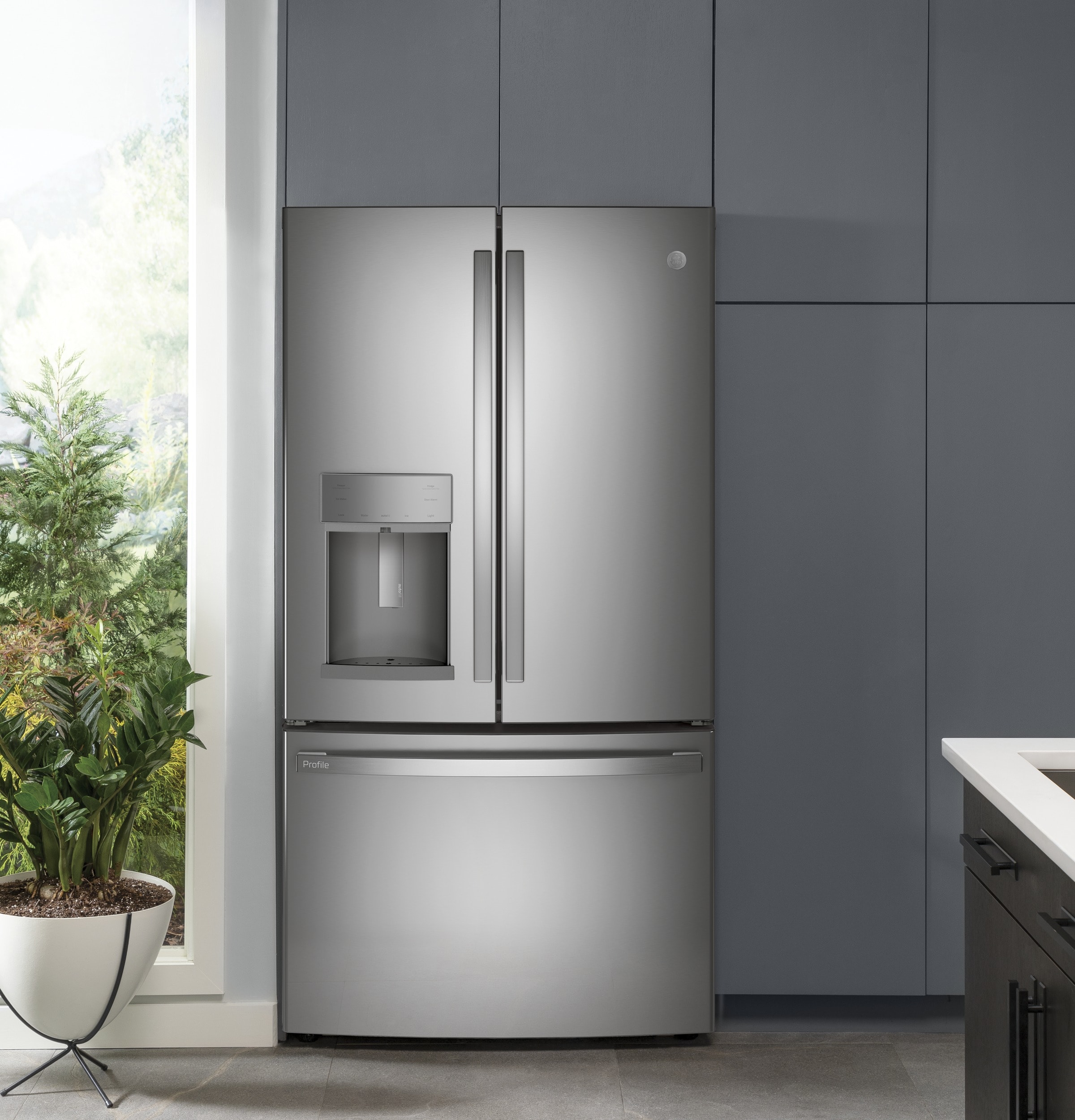 Refrigerador Francés de Tres Puertas con Dispensador de Agua y Hielo (Negro Acero Inoxidable) Certificado por ENERGY STAR - Modelo GE Profile con Capacidad Estándar de 27.8 pies cúbicos