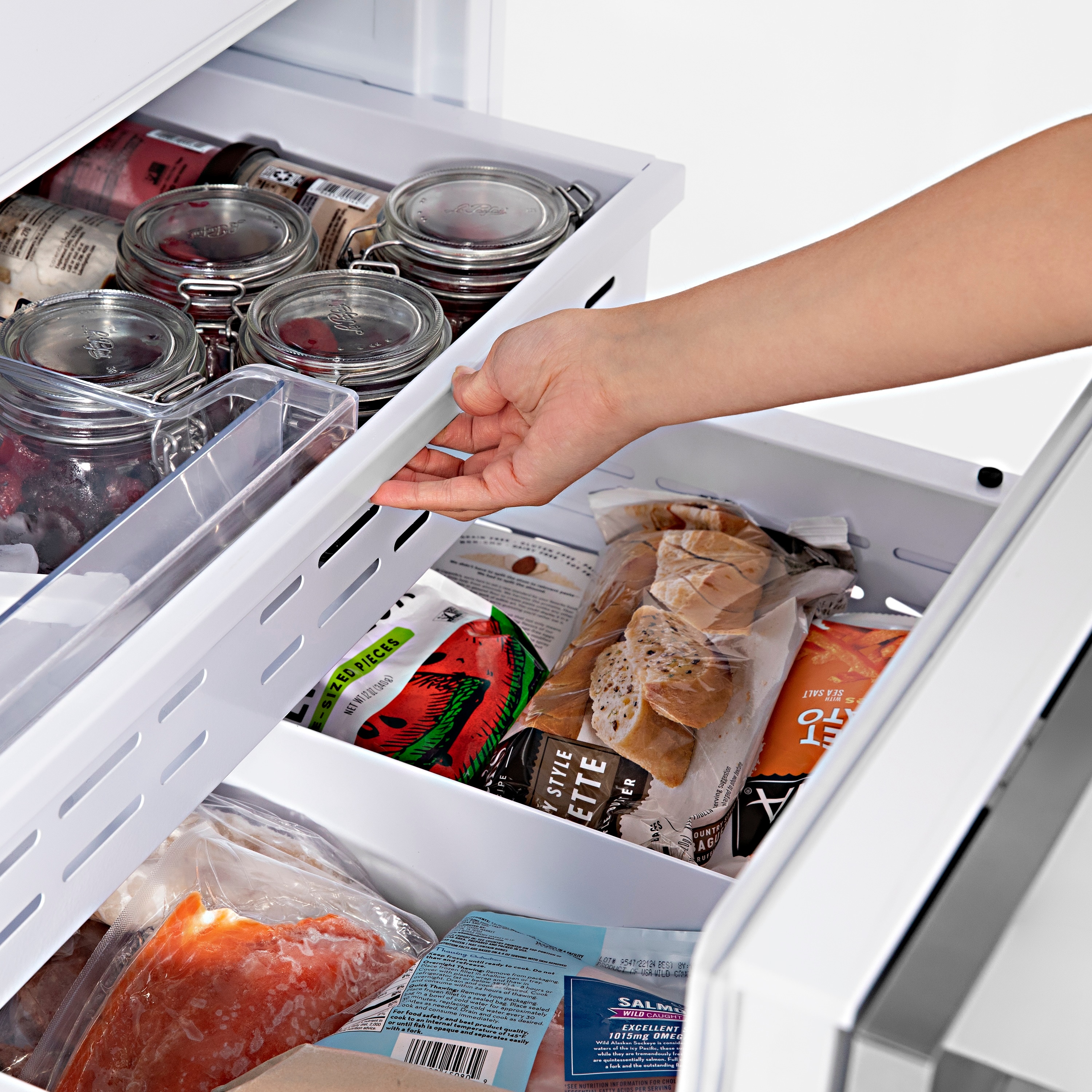 Refrigerador empotrado de puertas francesas de 4 puertas con máquina de hielo doble y dispensador de agua, edición Autograph de ZLINE KITCHEN & BATH de 32.2 pies cúbicos de profundidad de mostrador (acero inoxidable con manijas negras mate) certificado por ENERGY STAR RBIVZ-304-60-MB