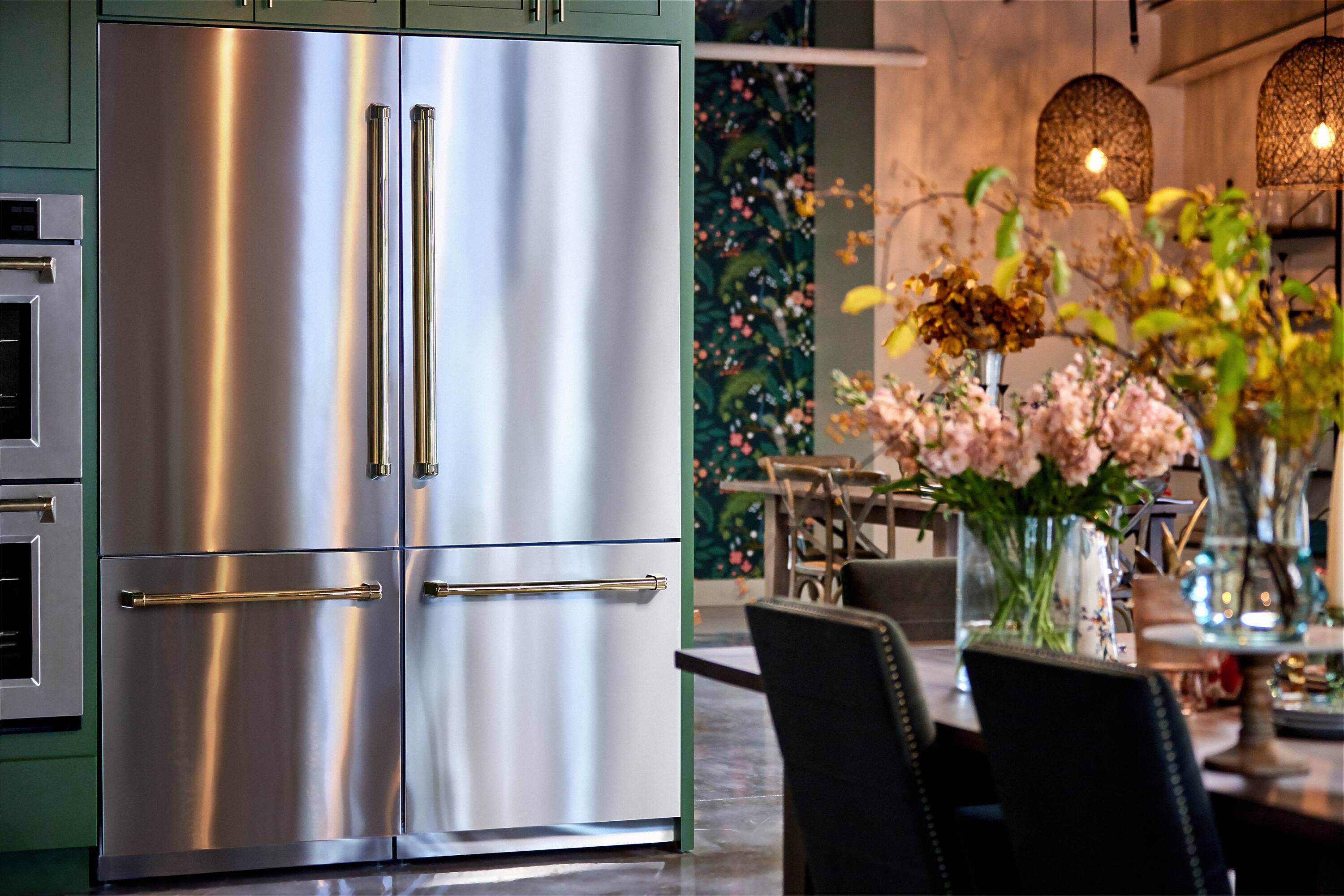 Refrigerador empotrable de puertas francesas de 4 puertas con doble fabricante de hielo y dispensador de agua (acero inoxidable con manijas de oro pulido) Edición Autógrafa de ZLINE KITCHEN & BATH de 32.2 pies cúbicos de capacidad y profundidad de mostrador, certificado ENERGY STAR RBIVZ-304-60-G