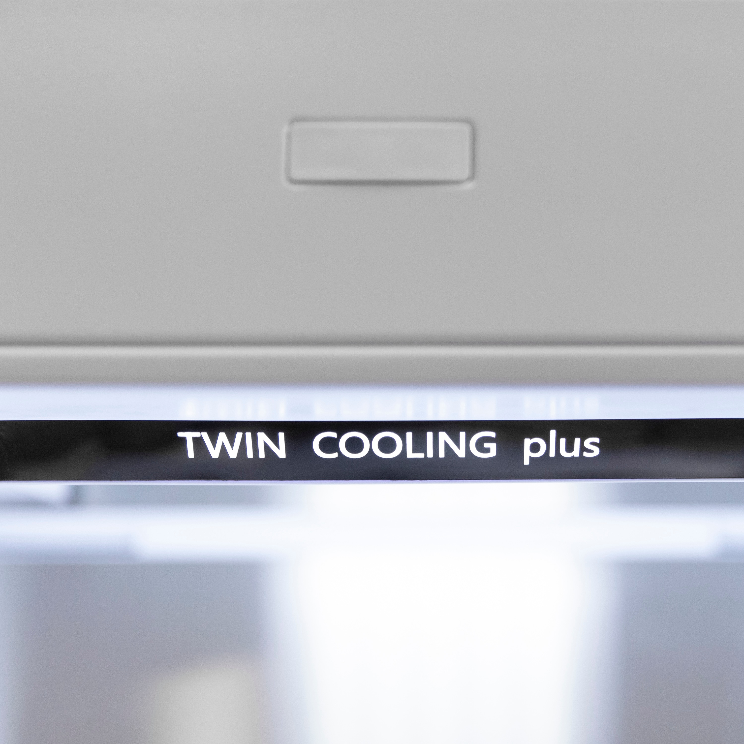 Refrigerador empotrable de puertas francesas de 4 puertas con doble fabricante de hielo y dispensador de agua (acero inoxidable con manijas de oro pulido) Edición Autógrafa de ZLINE KITCHEN & BATH de 32.2 pies cúbicos de capacidad y profundidad de mostrador, certificado ENERGY STAR RBIVZ-304-60-G