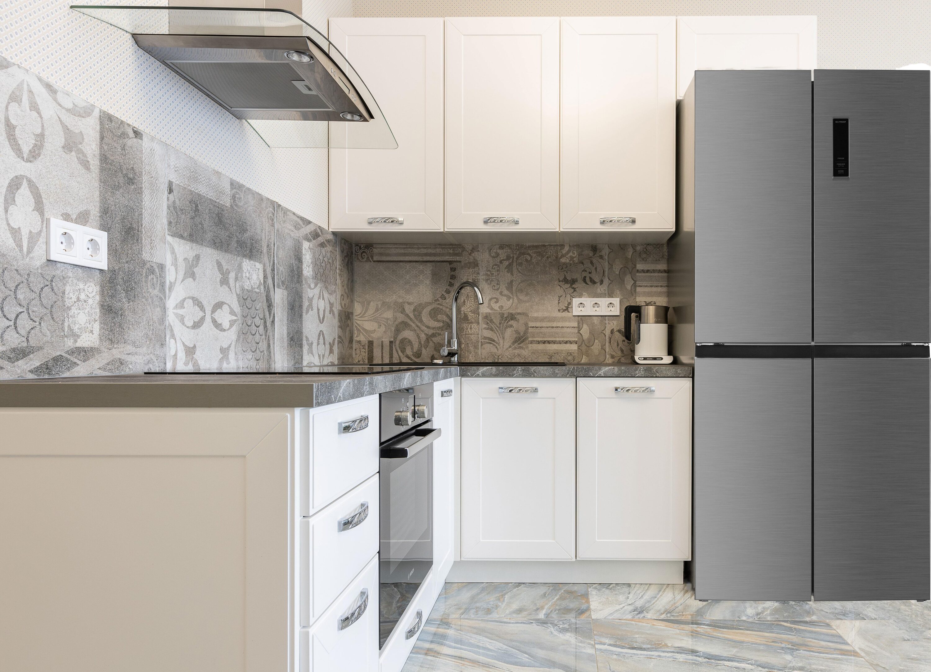 Refrigerador empotrado de puertas francesas de 4 puertas de acero inoxidable con una capacidad de 14.9 pies cúbicos de Impecca de profunidad de mostrador