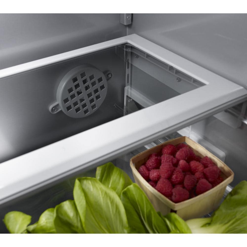 Refrigerador empotrado de puertas francesas de 3 puertas con fabricador de hielo de acero inoxidable negro con acabado PRINTSHIELD de KitchenAid de 20.8 pies cúbicos de profundidad estándar