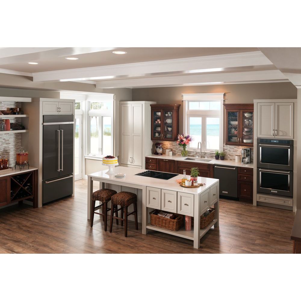 Refrigerador empotrado de puertas francesas de 3 puertas con fabricador de hielo de acero inoxidable negro con acabado PRINTSHIELD de KitchenAid de 20.8 pies cúbicos de profundidad estándar