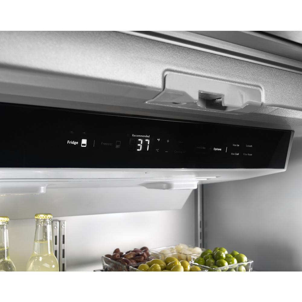Refrigerador empotrado de puertas francesas de 3 puertas con fabricador de hielo de acero inoxidable negro con acabado PRINTSHIELD de KitchenAid de 20.8 pies cúbicos de profundidad estándar