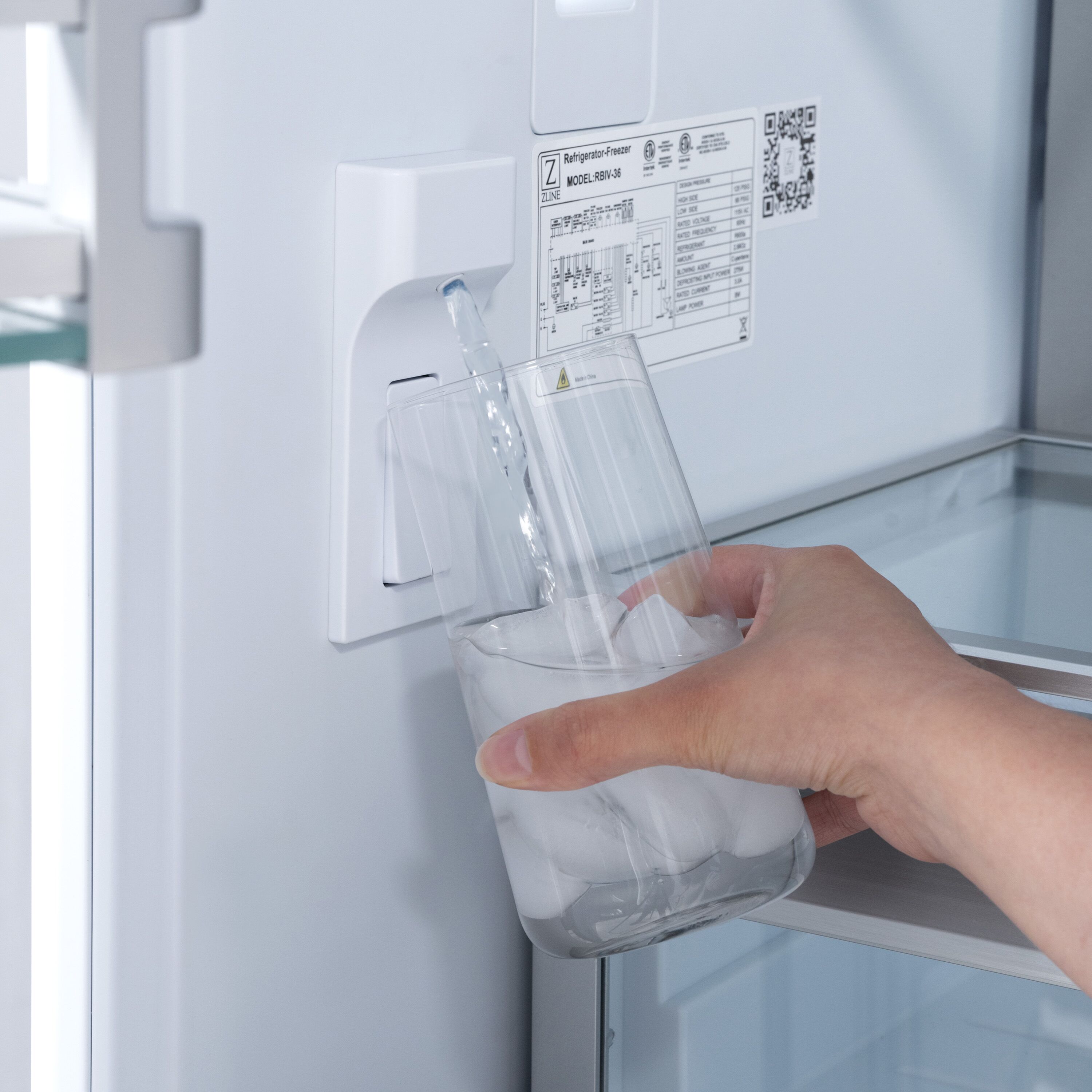 Refrigerador empotrado de puerta francesa ZLINE KITCHEN & BATH de 19.6 pies cúbicos de profundidad de mostrador con fabricador de hielo y dispensador de agua (acero inoxidable con panel blanco mate y asa de acero inoxidable) Certificado ENERGY STAR RBIV-WM-36