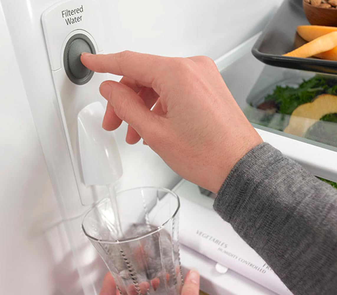 Refrigerador francés de 3 puertas estándar de KitchenAid de 22.1 pies cúbicos con fabricador de hielo y dispensador de agua (acabado en acero inoxidable negro con tecnología PRINTSHIELD) certificado ENERGY STAR KRFF302EBS