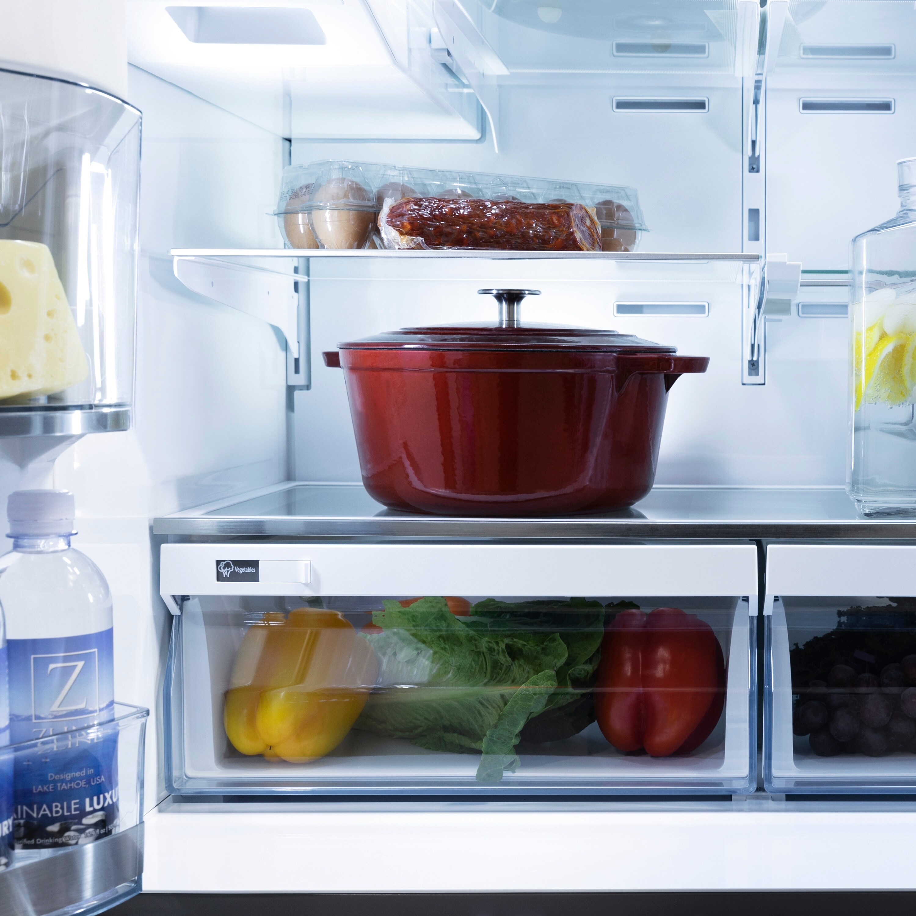 Refrigerador de puerta francesa de 4 puertas con dispensador de hielo y agua (Acero inoxidable negro con manija dorada pulida plana) de ZLINE KITCHEN & BATH de 21.6 pies cúbicos de profundidad de mostrador, certificado ENERGY STAR RFMZ-36-BS-FG