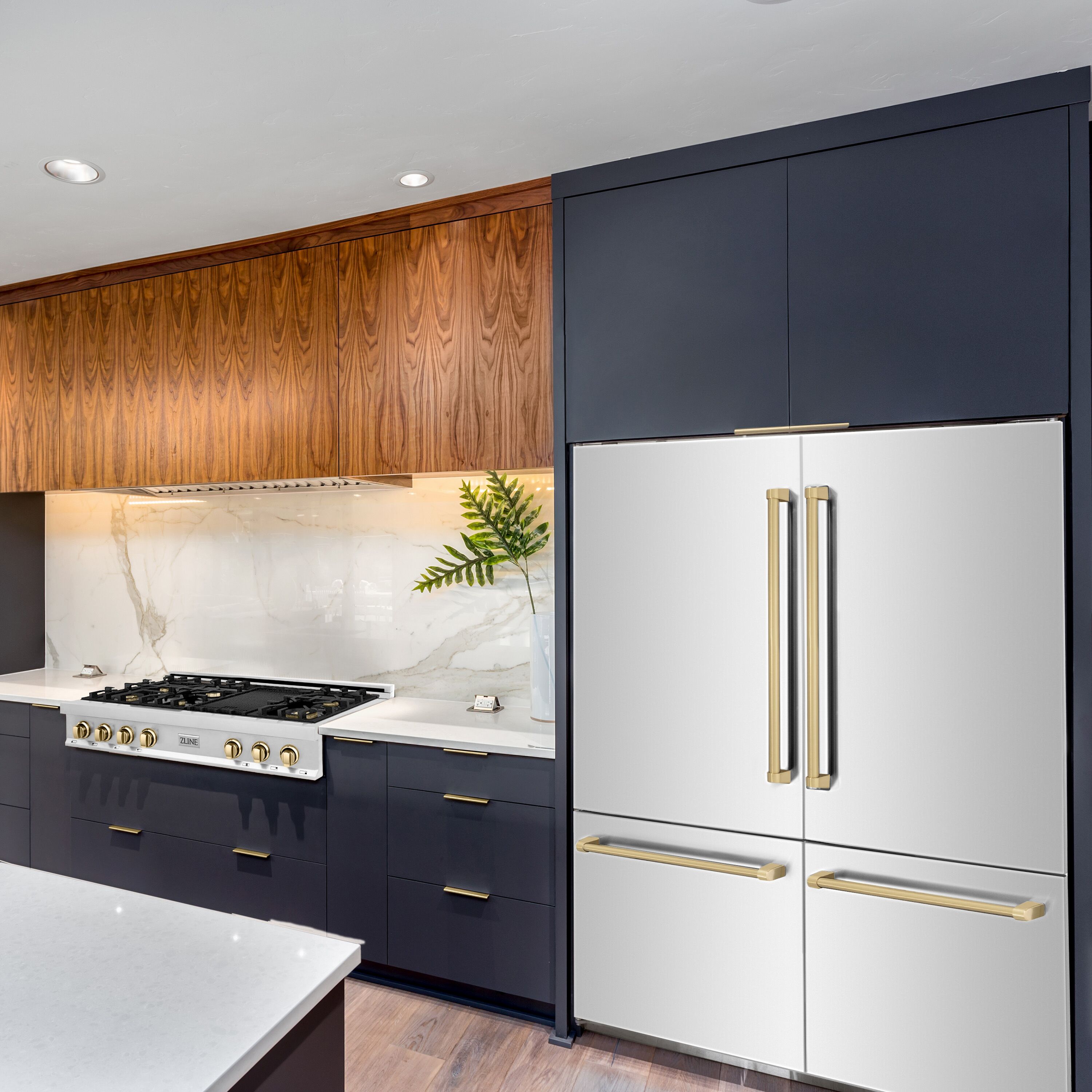 Refrigerador empotrado de puertas francesas de 4 puertas ZLINE KITCHEN & BATH Counter-Depth Autograph Edition de 32.2 pies cúbicos con fabricador de hielo y dispensador de agua (acero inoxidable con manijas de bronce champán) Certificado ENERGY STAR RBIVZ-304-60-CB