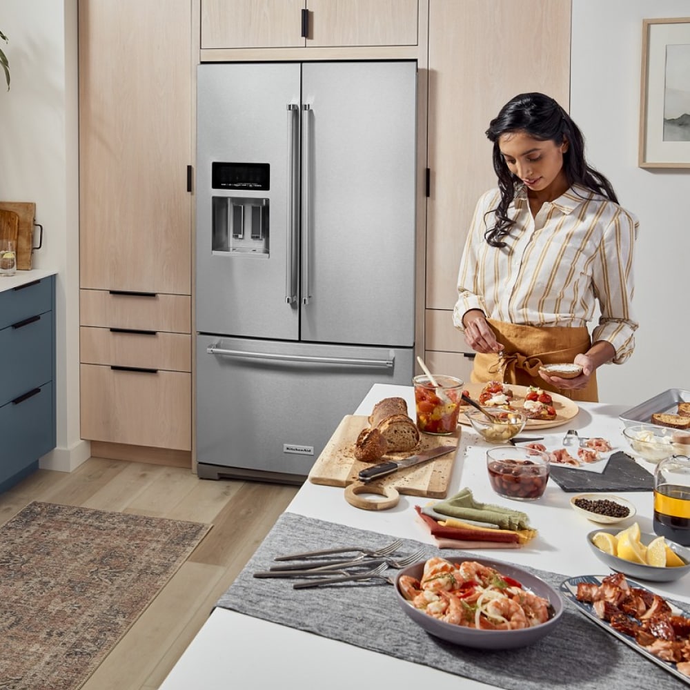 Refrigerador French Door de 3 puertas con máquina de hielo y dispensador de agua y hielo, acero inoxidable con acabado PrintShield - KitchenAid 27 pies cúbicos de profundidad estándar, certificado ENERGY STAR KRFF577KPS