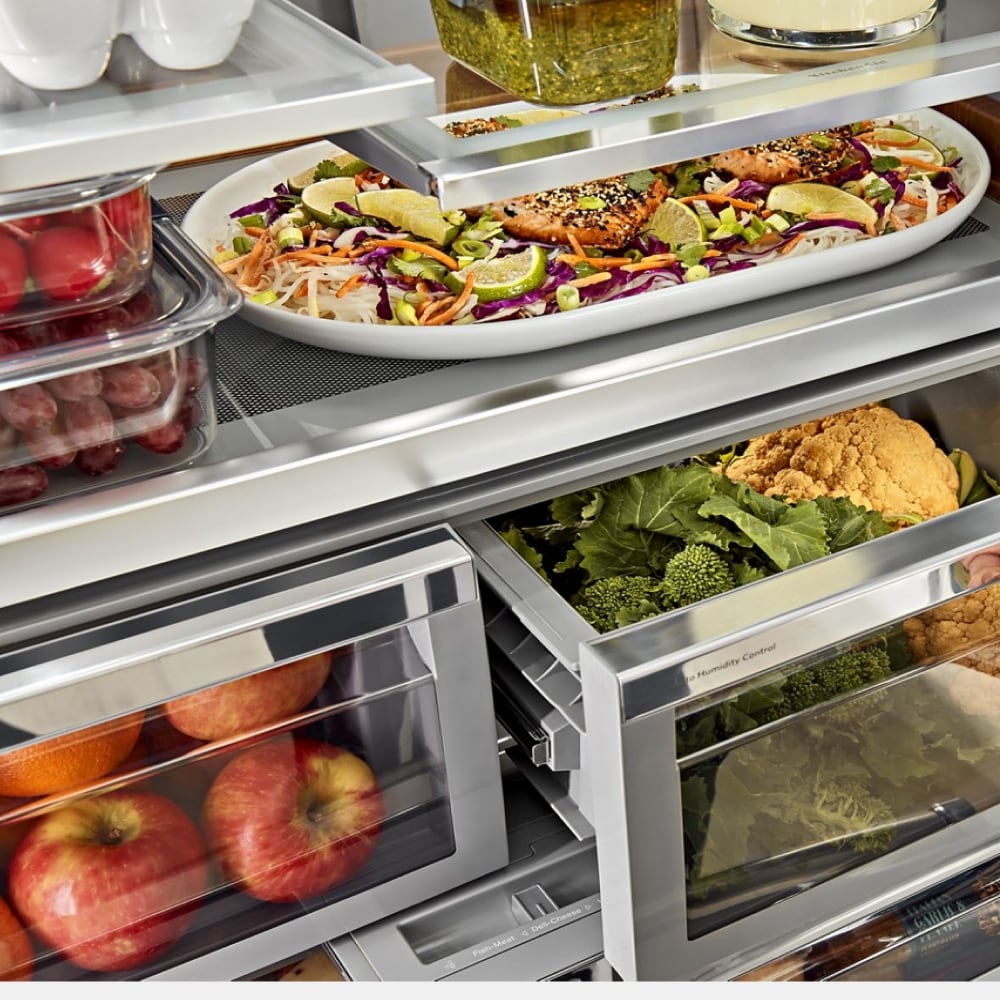 Refrigerador French Door de 3 puertas con máquina de hielo y dispensador de agua y hielo, acero inoxidable con acabado PrintShield - KitchenAid 27 pies cúbicos de profundidad estándar, certificado ENERGY STAR KRFF577KPS