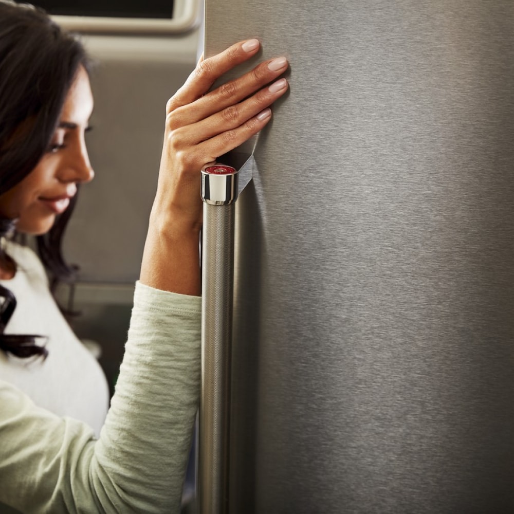 Refrigerador French Door de 3 puertas con máquina de hielo y dispensador de agua y hielo, acero inoxidable con acabado PrintShield - KitchenAid 27 pies cúbicos de profundidad estándar, certificado ENERGY STAR KRFF577KPS