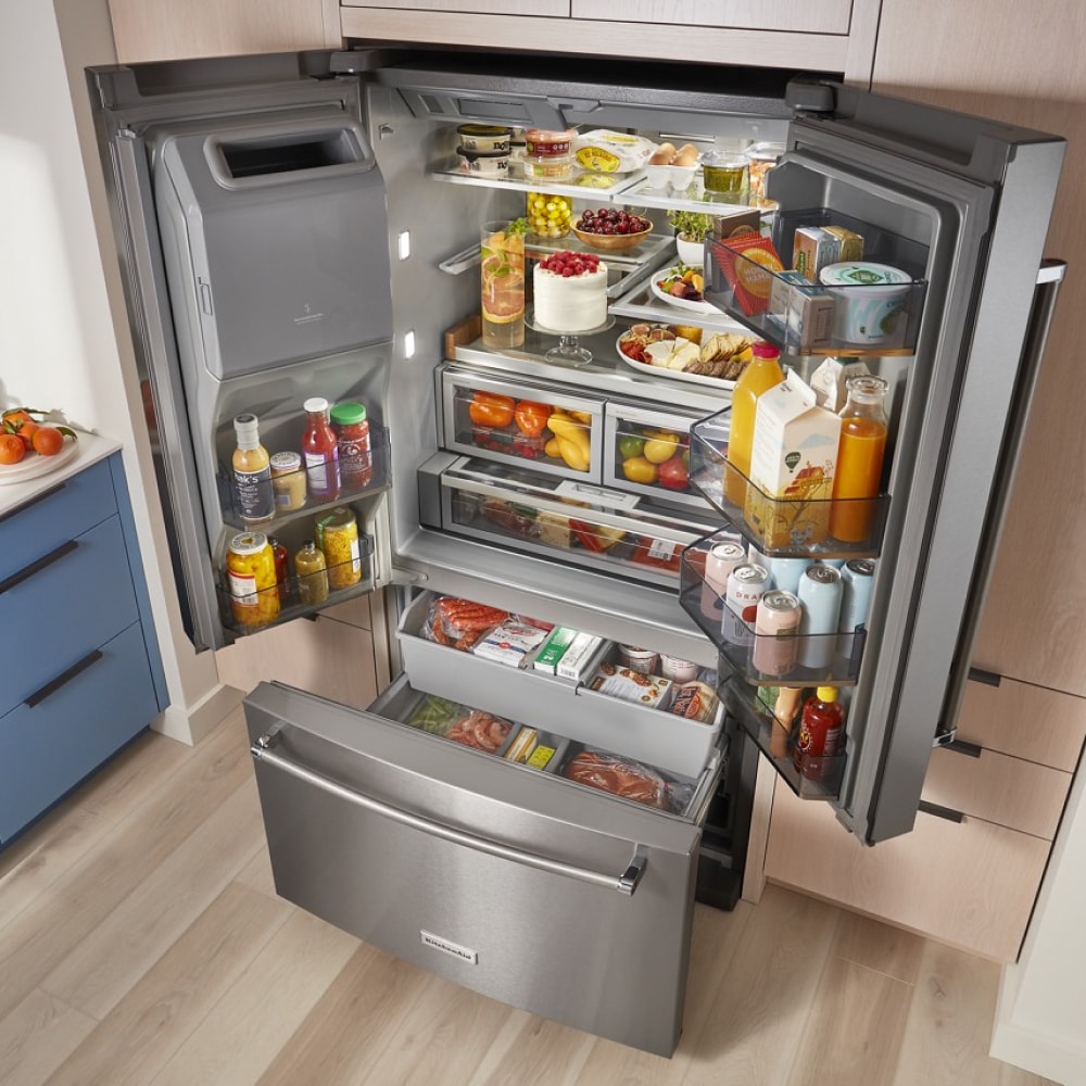 Refrigerador French Door de 3 puertas con máquina de hielo y dispensador de agua y hielo, acero inoxidable con acabado PrintShield - KitchenAid 27 pies cúbicos de profundidad estándar, certificado ENERGY STAR KRFF577KPS