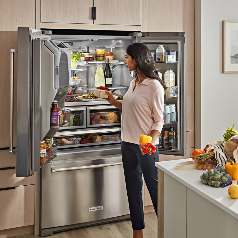 Refrigerador French Door de 3 puertas con máquina de hielo y dispensador de agua y hielo, acero inoxidable con acabado PrintShield - KitchenAid 27 pies cúbicos de profundidad estándar, certificado ENERGY STAR KRFF577KPS