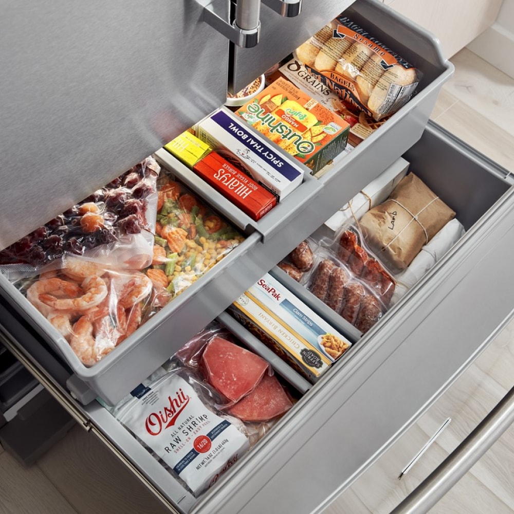 Refrigerador French Door de 3 puertas con máquina de hielo y dispensador de agua y hielo, acero inoxidable con acabado PrintShield - KitchenAid 27 pies cúbicos de profundidad estándar, certificado ENERGY STAR KRFF577KPS
