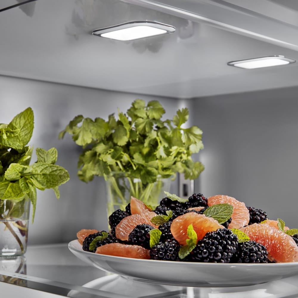 Refrigerador French Door de 3 puertas con máquina de hielo y dispensador de agua y hielo, acero inoxidable con acabado PrintShield - KitchenAid 27 pies cúbicos de profundidad estándar, certificado ENERGY STAR KRFF577KPS