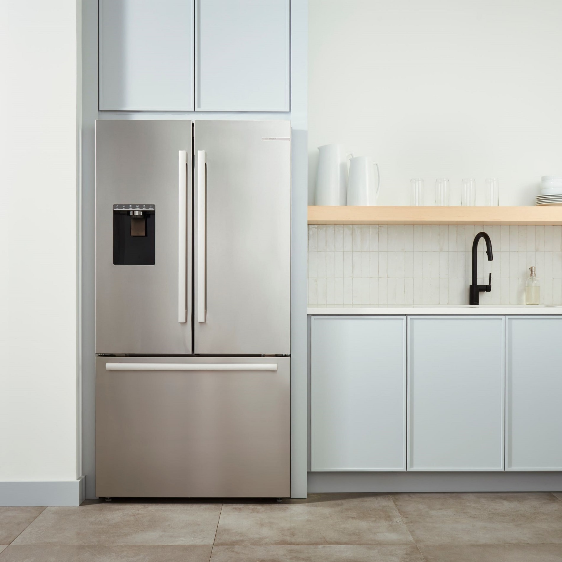 Refrigerador francés Bosch de la Serie 500 de 26 pies cúbicos de profundidad estándar con 3 puertas y compatible con tecnología inteligente, fabricador de hielo y dispensador de agua y hielo (acero inoxidable) certificado ENERGY STAR B36FD50SNS.