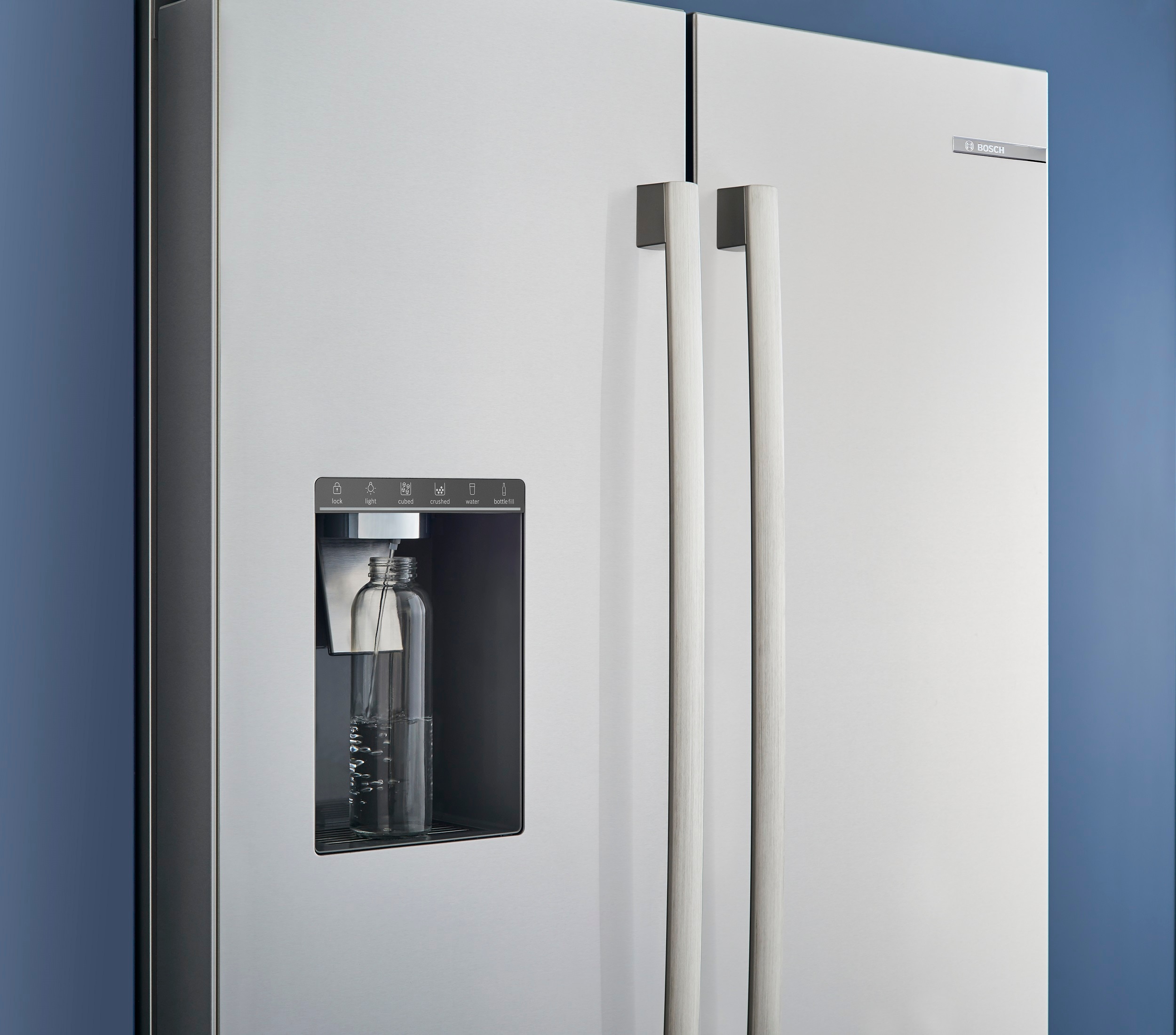 Refrigerador francés de puerta triple compatible con Smart de la serie 500 de Bosch de profundidad de mostrador con fabricador de hielo, dispensador de agua e hielo (Acero inoxidable) Certificado ENERGY STAR B36CD50SNS