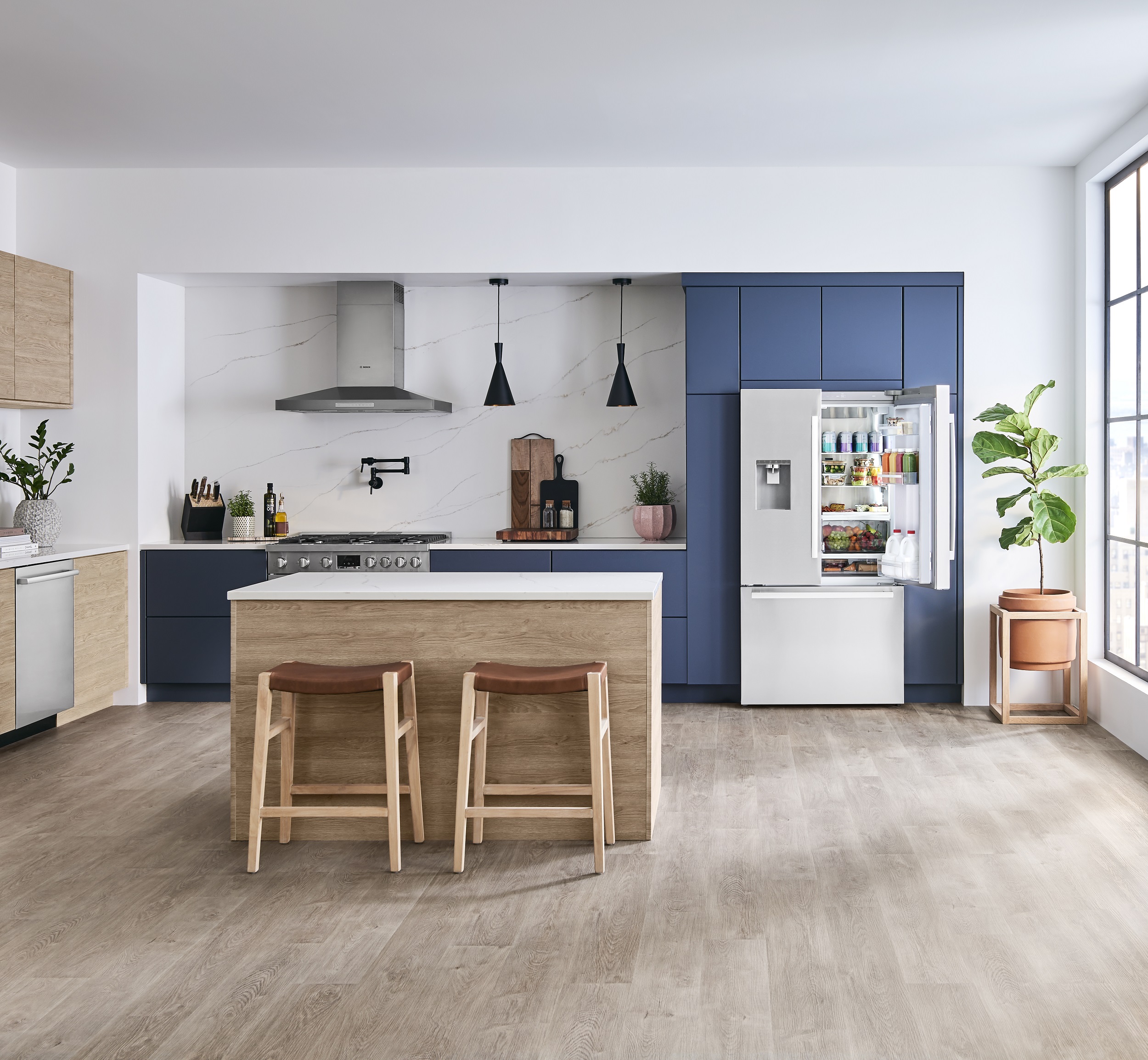 Refrigerador francés de puerta triple compatible con Smart de la serie 500 de Bosch de profundidad de mostrador con fabricador de hielo, dispensador de agua e hielo (Acero inoxidable) Certificado ENERGY STAR B36CD50SNS