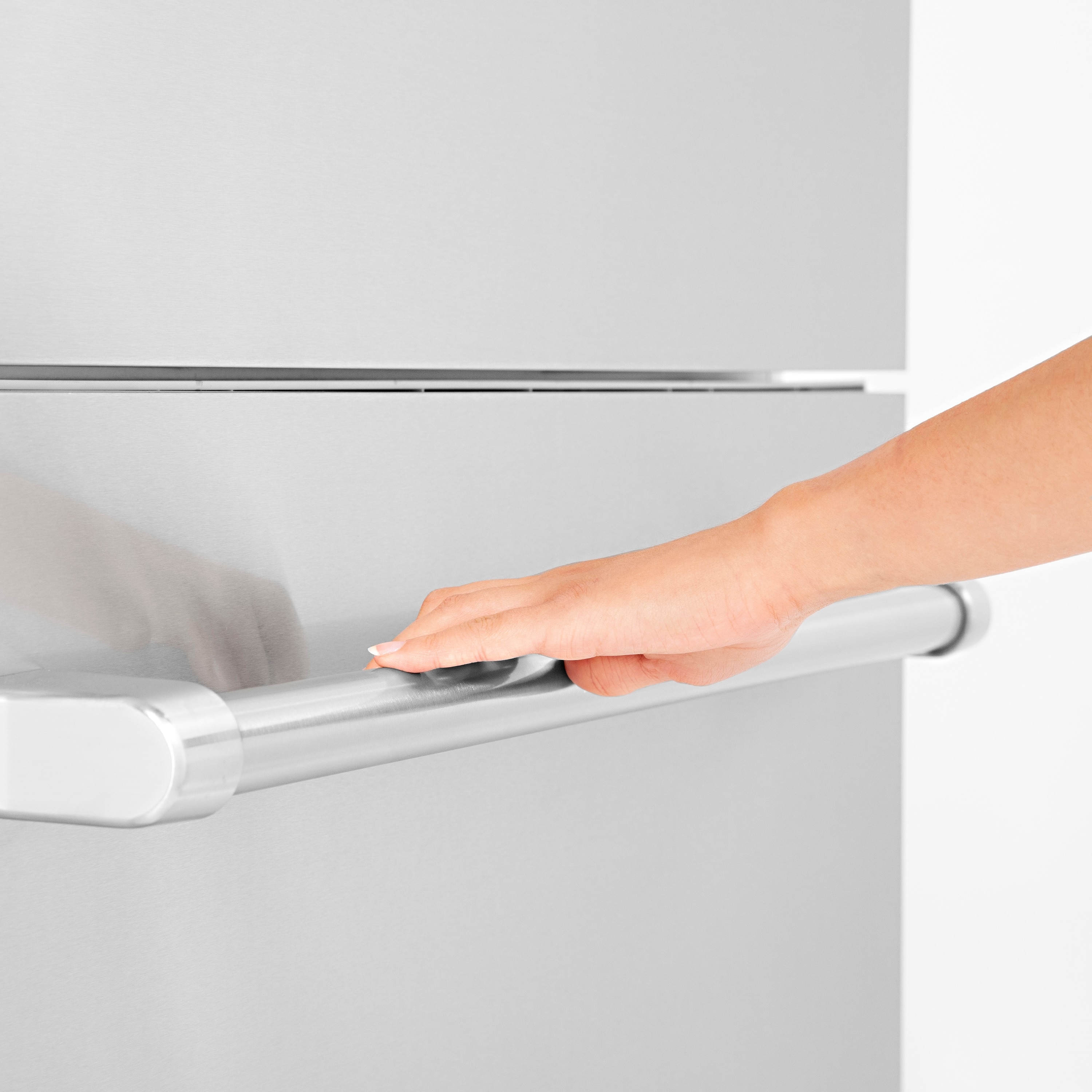 Refrigerador empotrado de estilo francés con dispensador de hielo y agua (acero inoxidable) certificado ENERGY STAR de ZLINE KITCHEN & BATH con 32.2 pies cúbicos de capacidad y profundidad de mostrador.