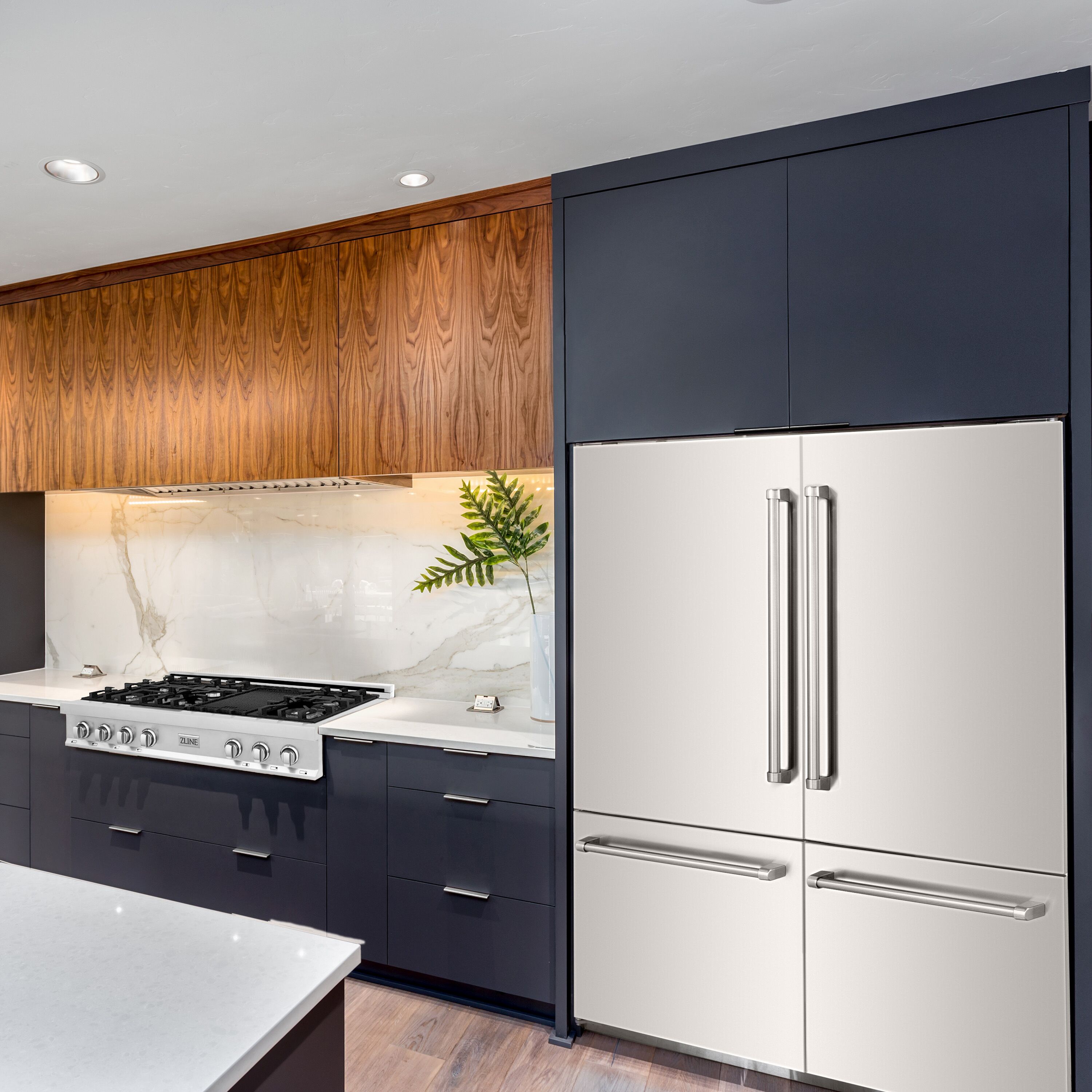 Refrigerador empotrado de estilo francés con dispensador de hielo y agua (acero inoxidable) certificado ENERGY STAR de ZLINE KITCHEN & BATH con 32.2 pies cúbicos de capacidad y profundidad de mostrador.