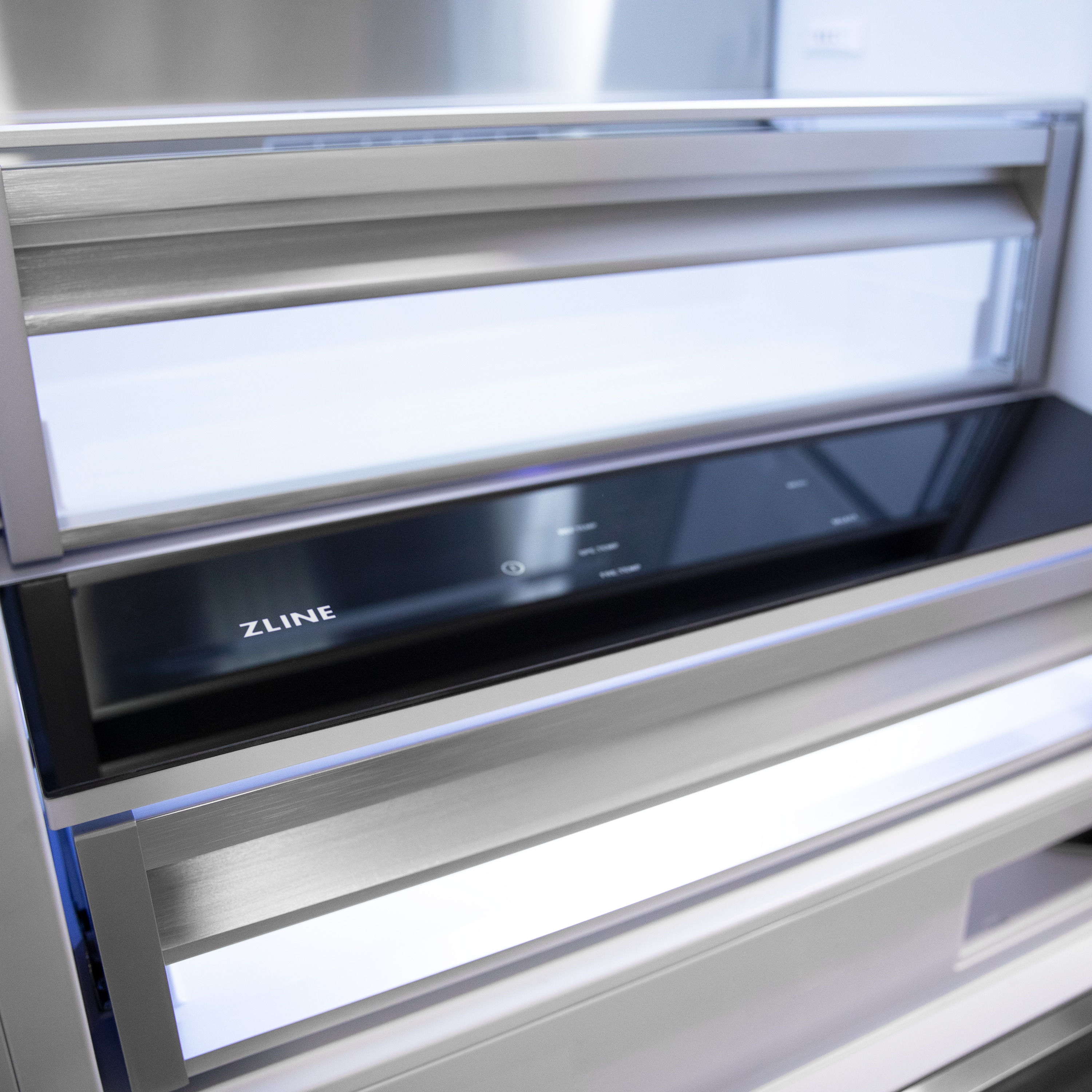 Refrigerador empotrado de estilo francés con dispensador de hielo y agua (acero inoxidable) certificado ENERGY STAR de ZLINE KITCHEN & BATH con 32.2 pies cúbicos de capacidad y profundidad de mostrador.