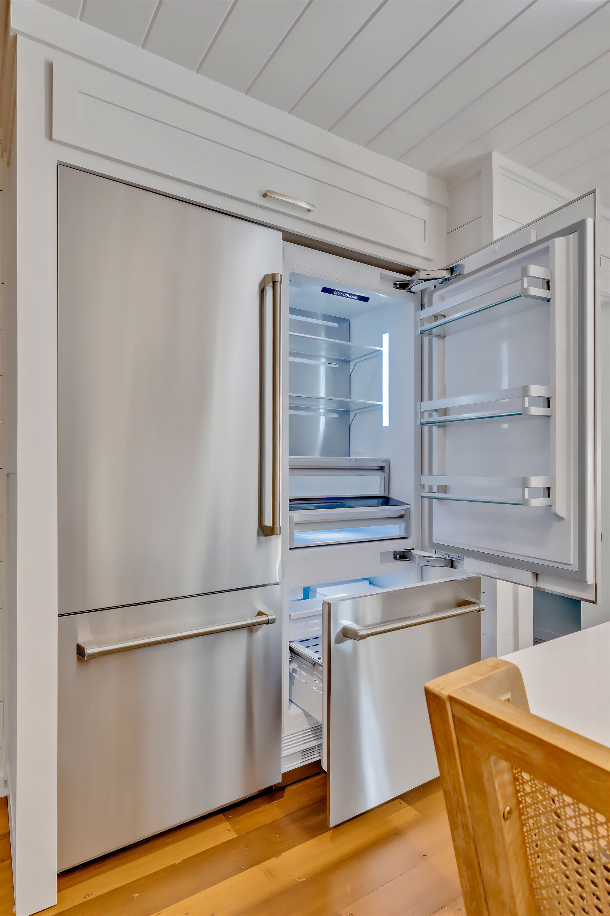 Refrigerador empotrado de estilo francés con dispensador de hielo y agua (acero inoxidable) certificado ENERGY STAR de ZLINE KITCHEN & BATH con 32.2 pies cúbicos de capacidad y profundidad de mostrador.