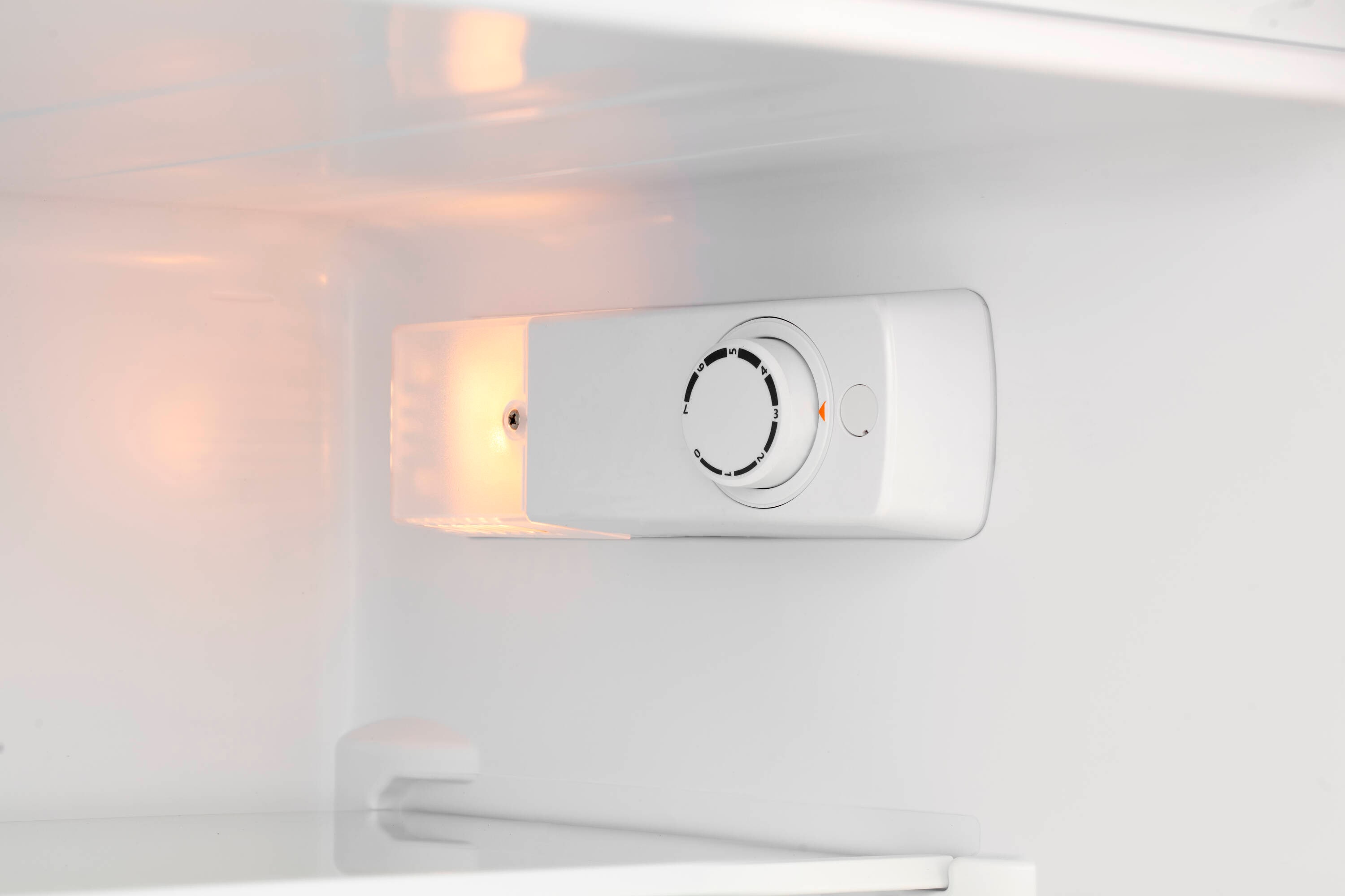 Refrigerador mini Hisense de 4.4 pies cúbicos con congelador (Negro) ENERGY STAR HRT044AAE