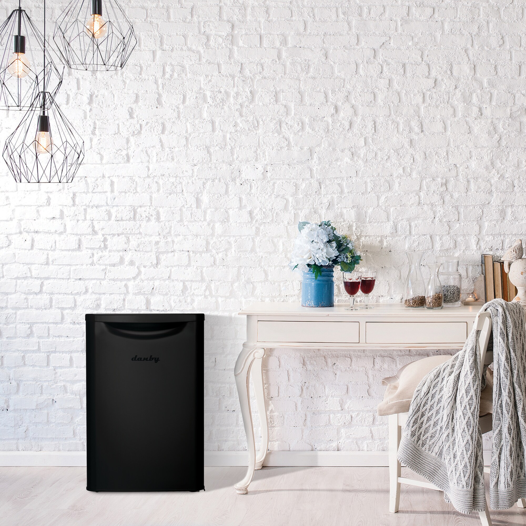 Refrigerador Mini de 2.6 pies cúbicos (Negro Mate) ENERGY STAR DAR026A2BDB