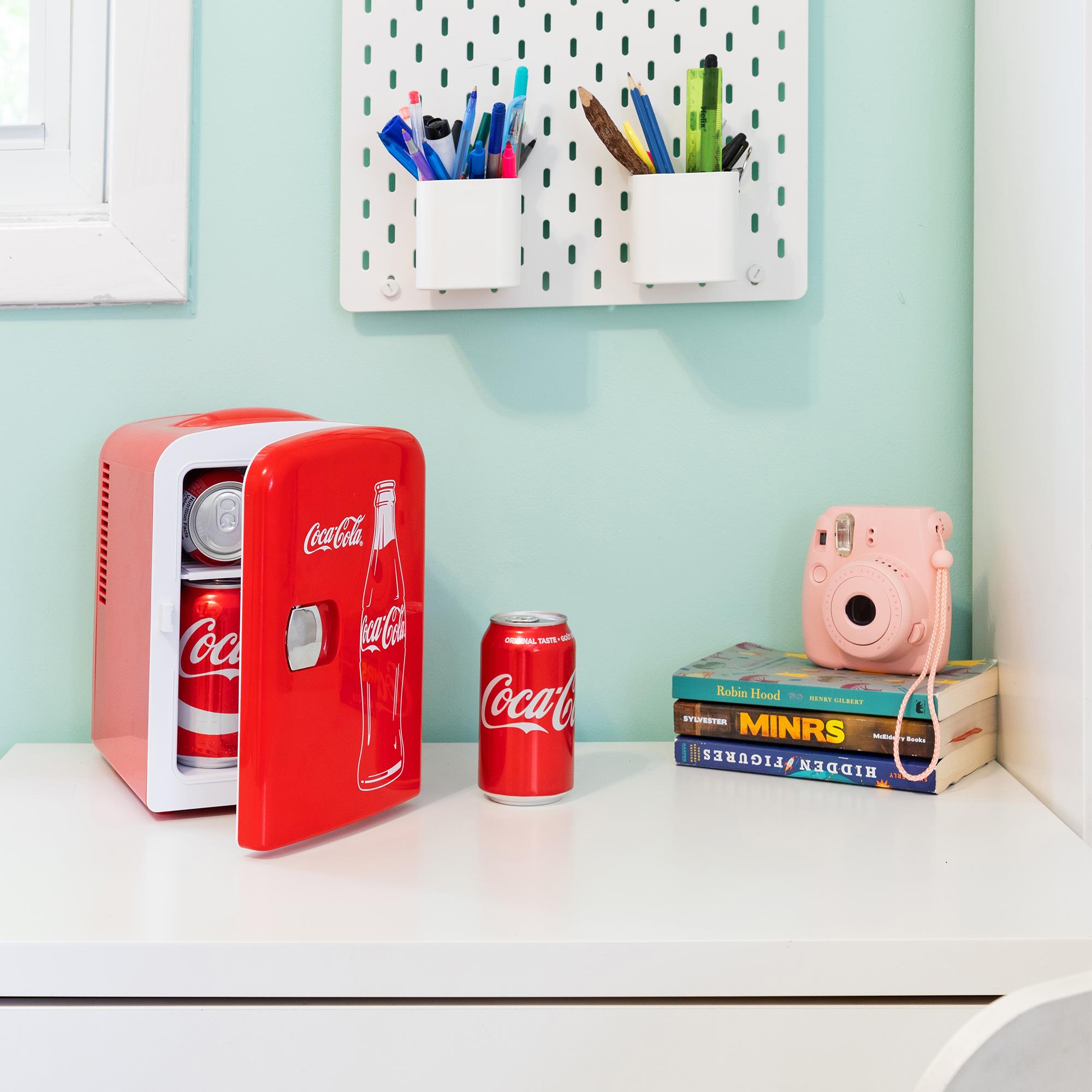 Refrigerador portátil de 4L para botellas de Coca-Cola Classic y 6 latas de refresco (rojo, blanco) 0.14 pies cúbicos.