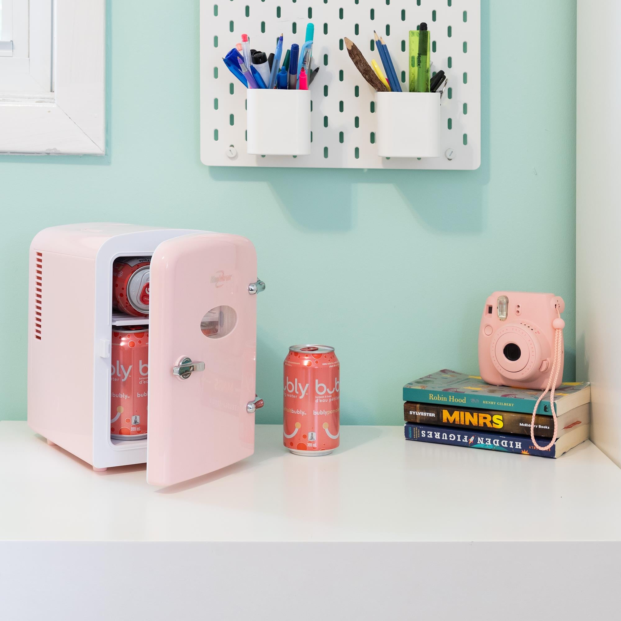 Enfriador personal portátil retro de 4 litros de Koolatron para 6 latas en color rosa
