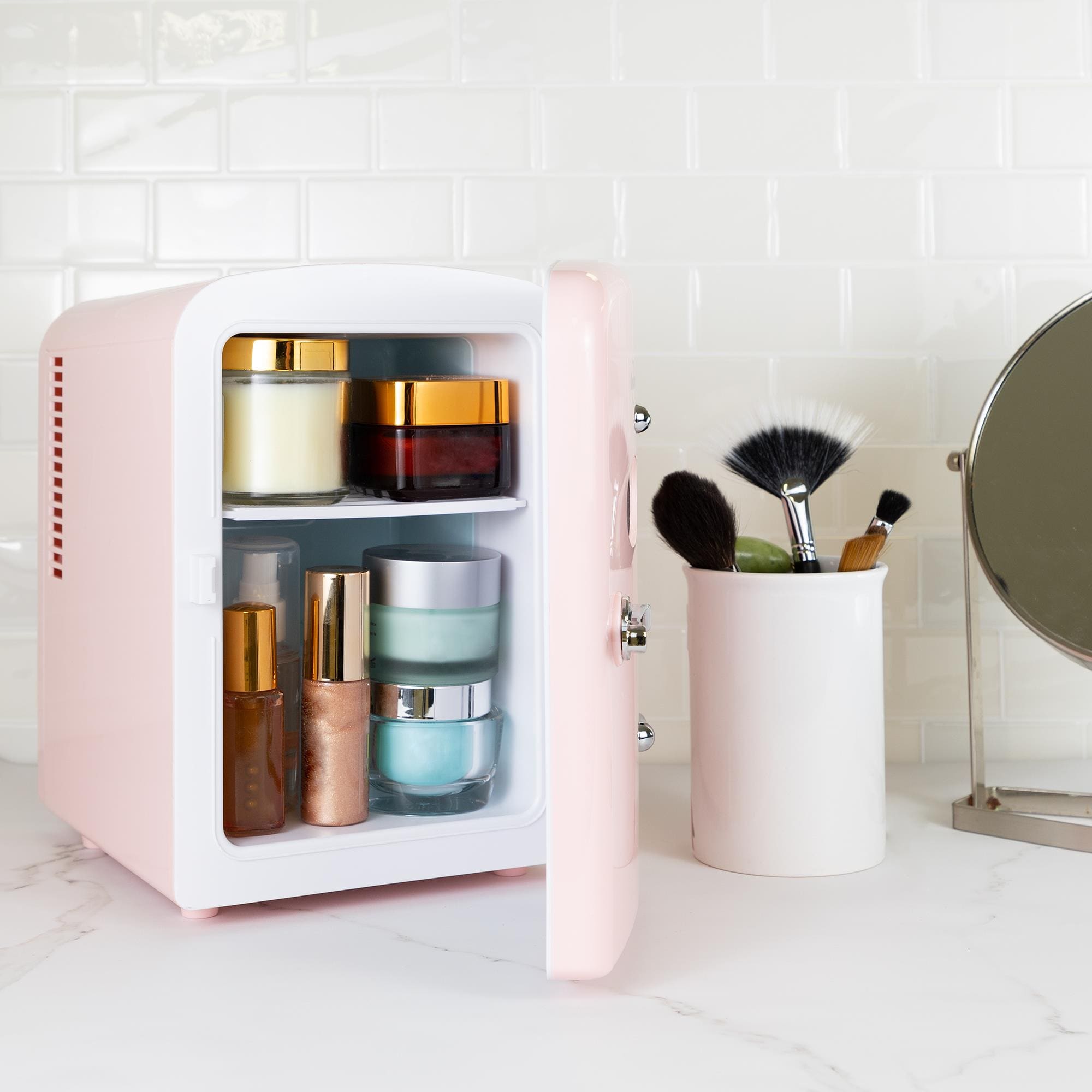 Enfriador personal portátil retro de 4 litros de Koolatron para 6 latas en color rosa
